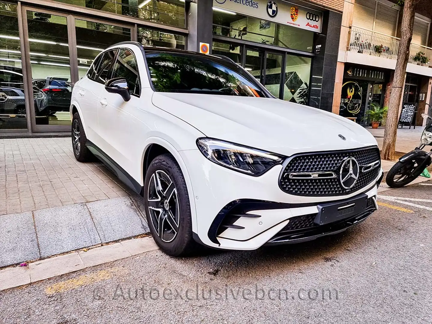 Mercedes-Benz GLC 300 300e 4Matic 9G-Tronic Weiß - 1