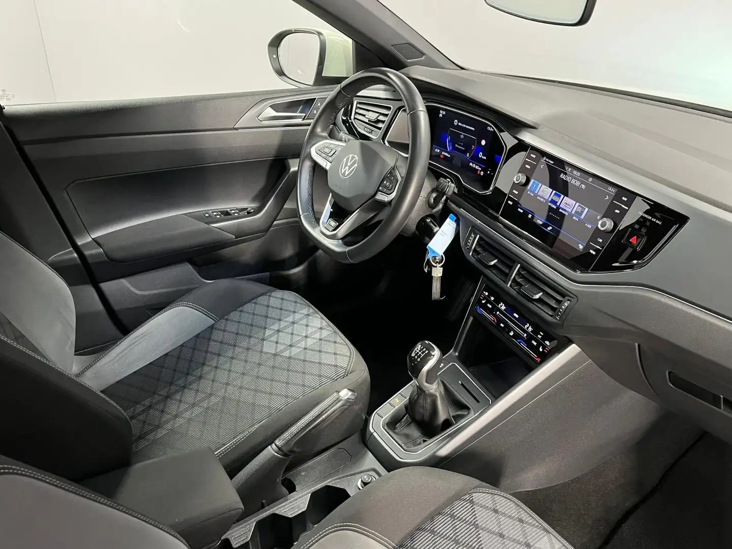Volkswagen Taigo 1,0 TSI R-Line ***Matrix-LED | Ambiente-Beleuchtu Silber - 2