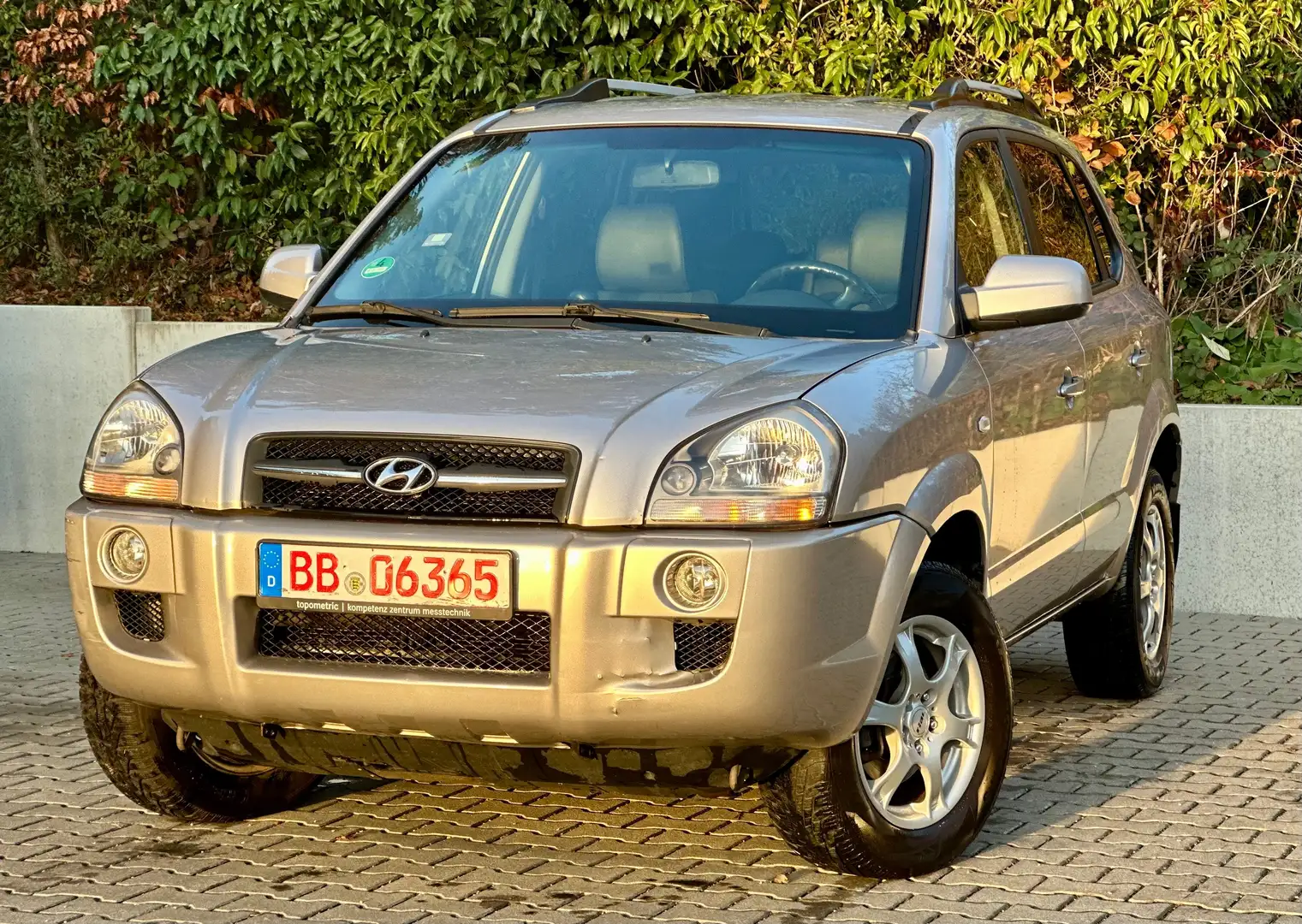 Hyundai TUCSON 2.0 GLS+TÜV NEU+LEDER+SHZ+PDC+WENIG KM Grau - 1