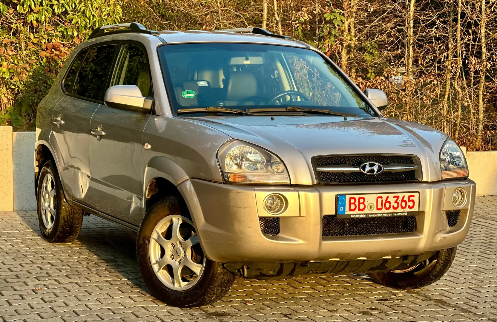 Hyundai TUCSON 2.0 GLS+TÜV NEU+LEDER+SHZ+PDC+WENIG KM Grau - 2