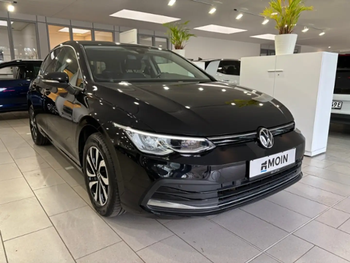 Volkswagen Golf VIII 2.0 TDI DSG Navi PDC LED SHZ Zwart - 2