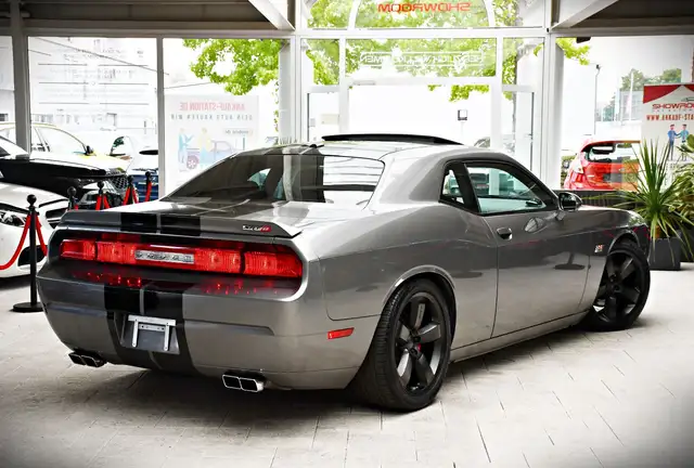 Dodge Challenger view 3