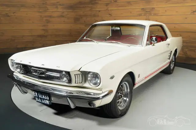 Ford Mustang view 4