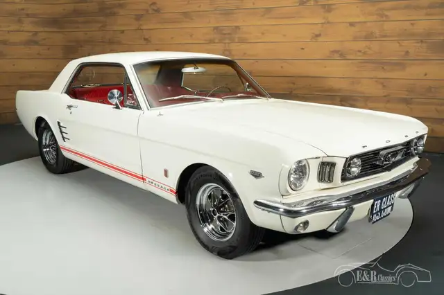 Ford Mustang view 3