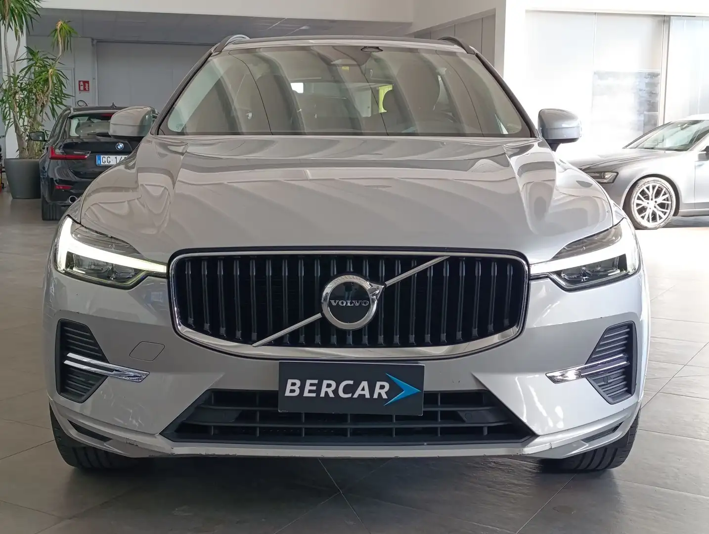 Volvo XC60 XC60 B4 (d) AWD automatico Essential Argento - 2