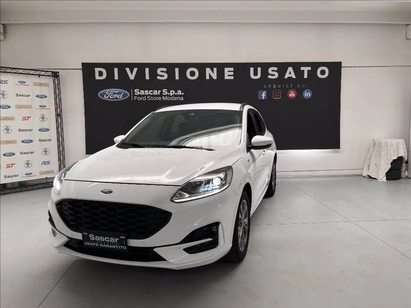 Ford Kuga 1.5 ecoblue ST-Line 2wd 120cv auto Bianco - 1