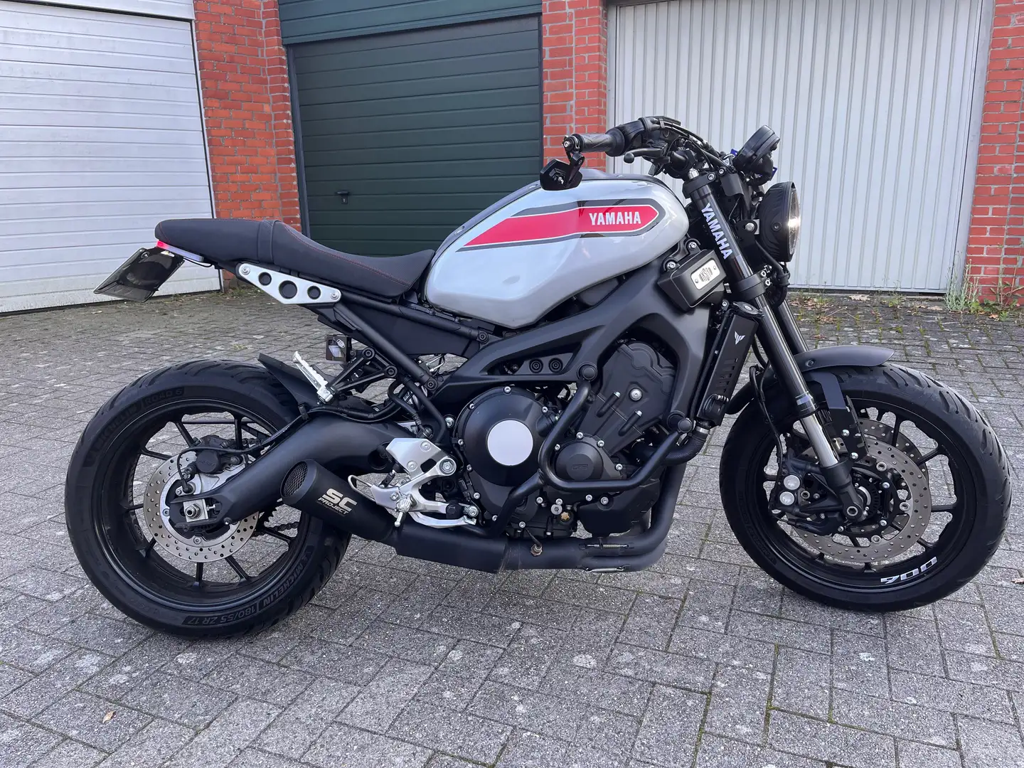 Yamaha XSR 900 2022 custom Gümüş rengi - 2
