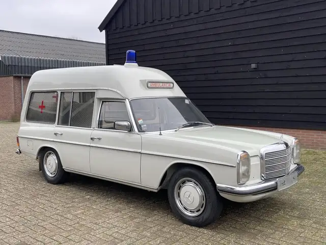 Mercedes-Benz 240 D Ambulance Krankenwagen W115