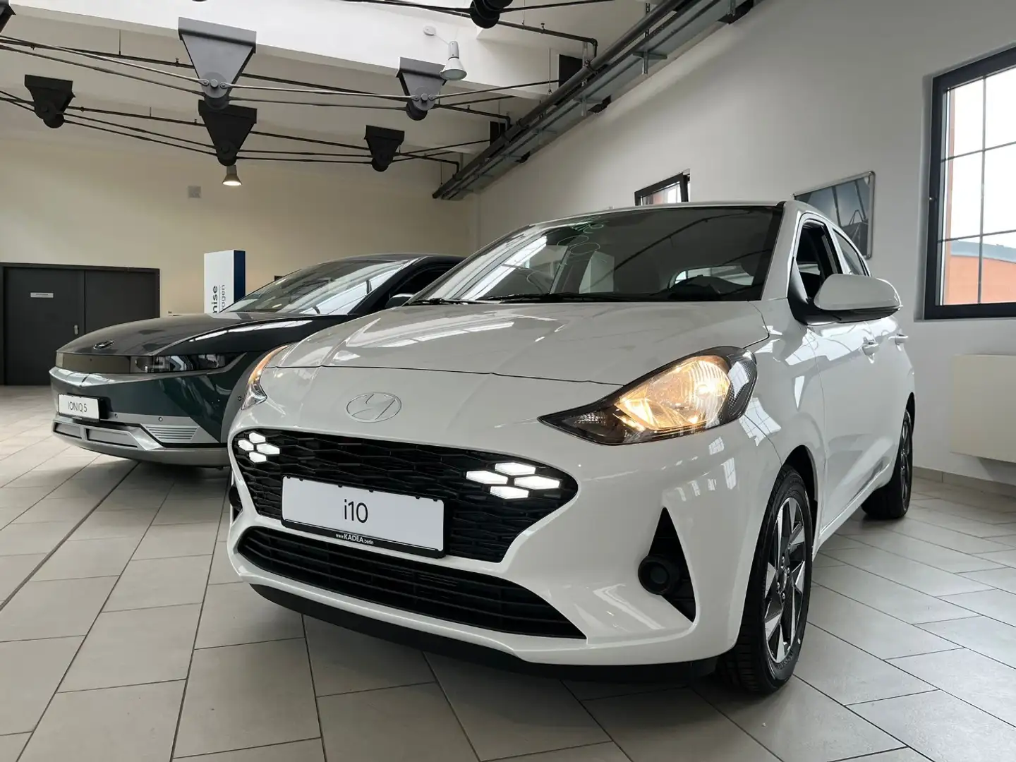 Hyundai i10 1.0 Trend Navi+SHZ+Fernlichtass.+Kam.+LM+PDC Weiß - 2