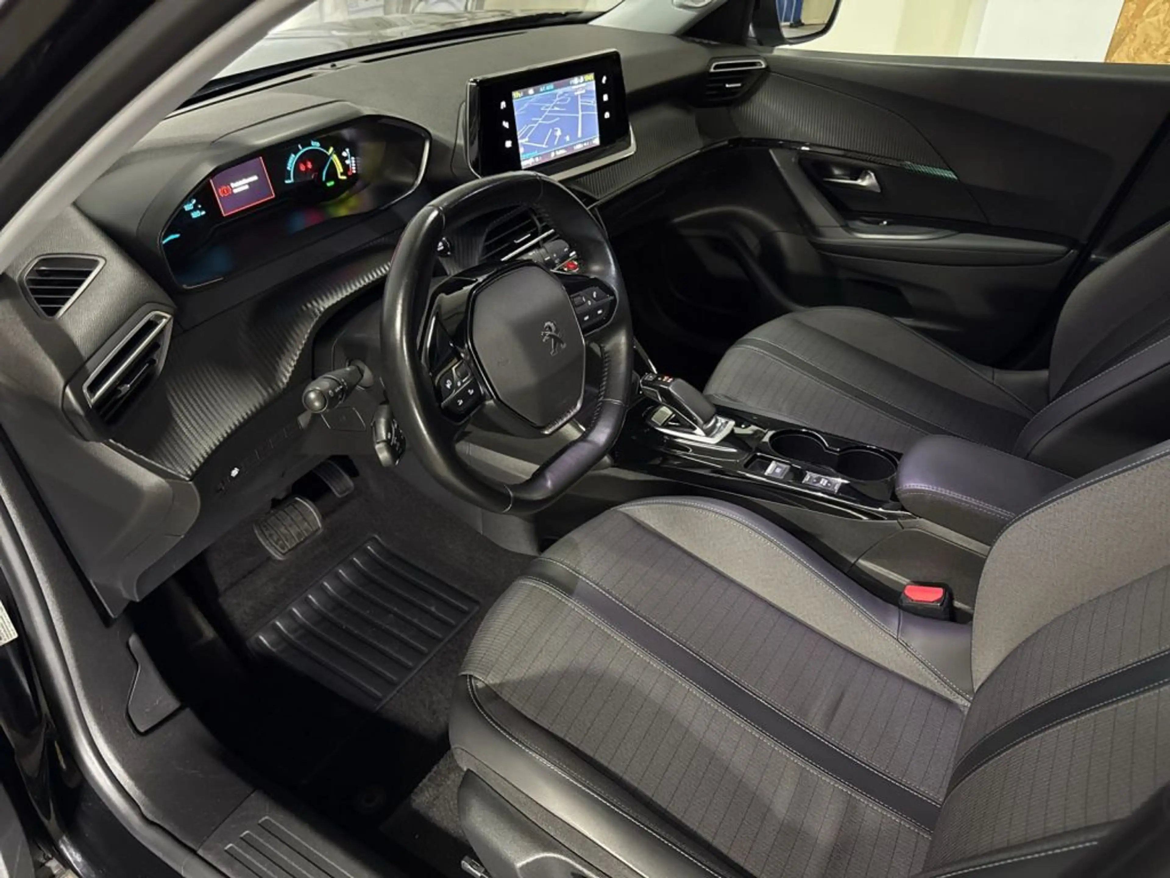 Peugeot 2008 Elektro Allure — photo 9