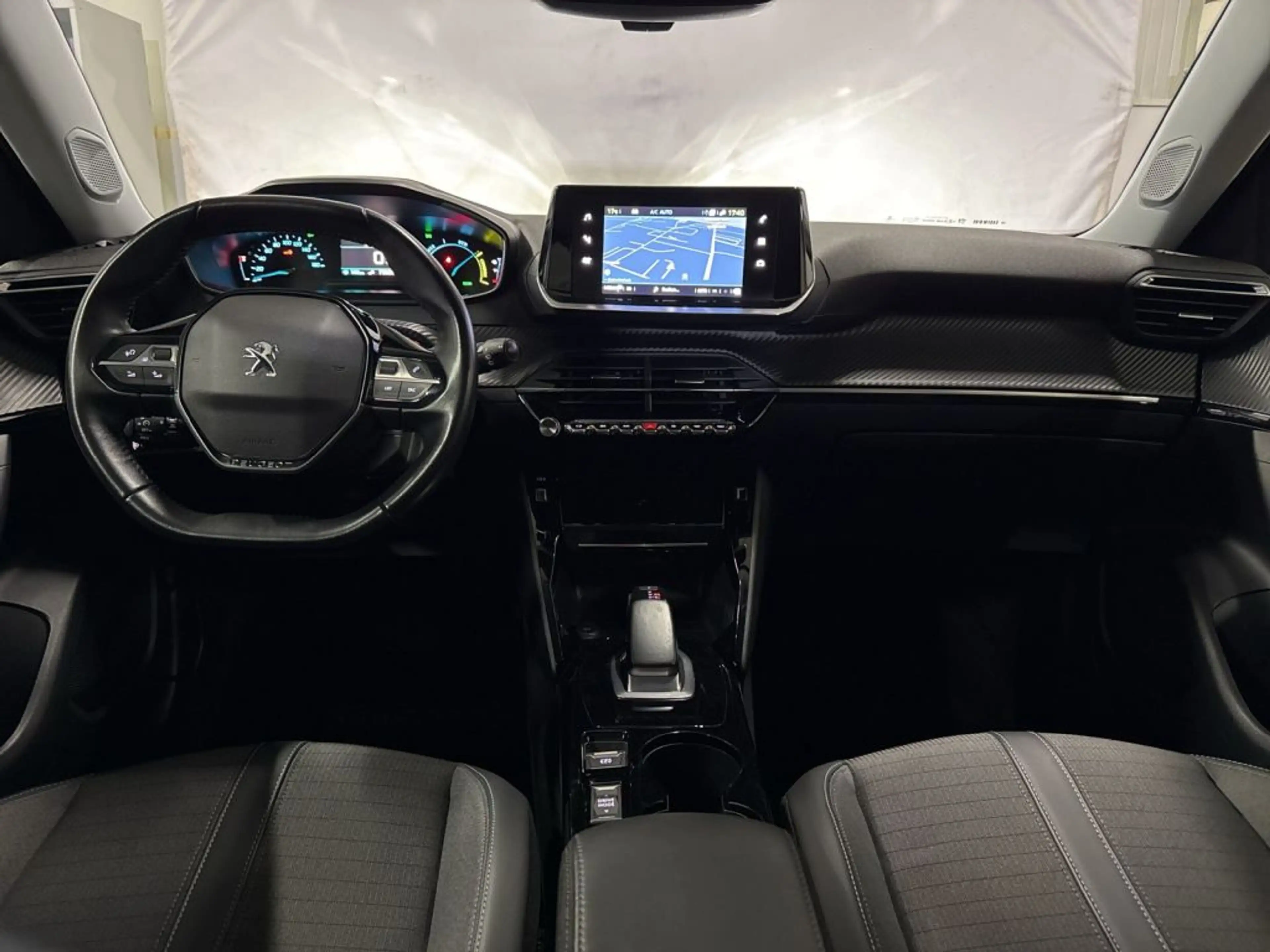 Peugeot 2008 Elektro Allure — photo 8