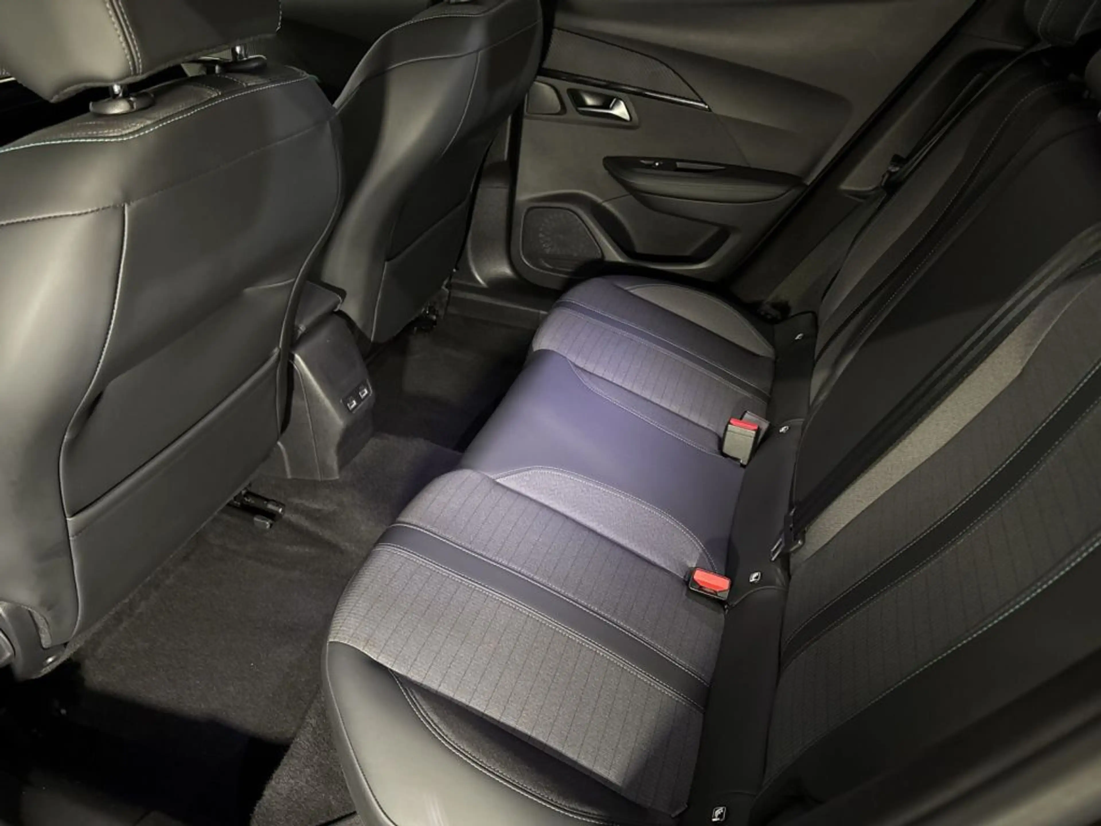 Peugeot 2008 Elektro Allure — photo 10
