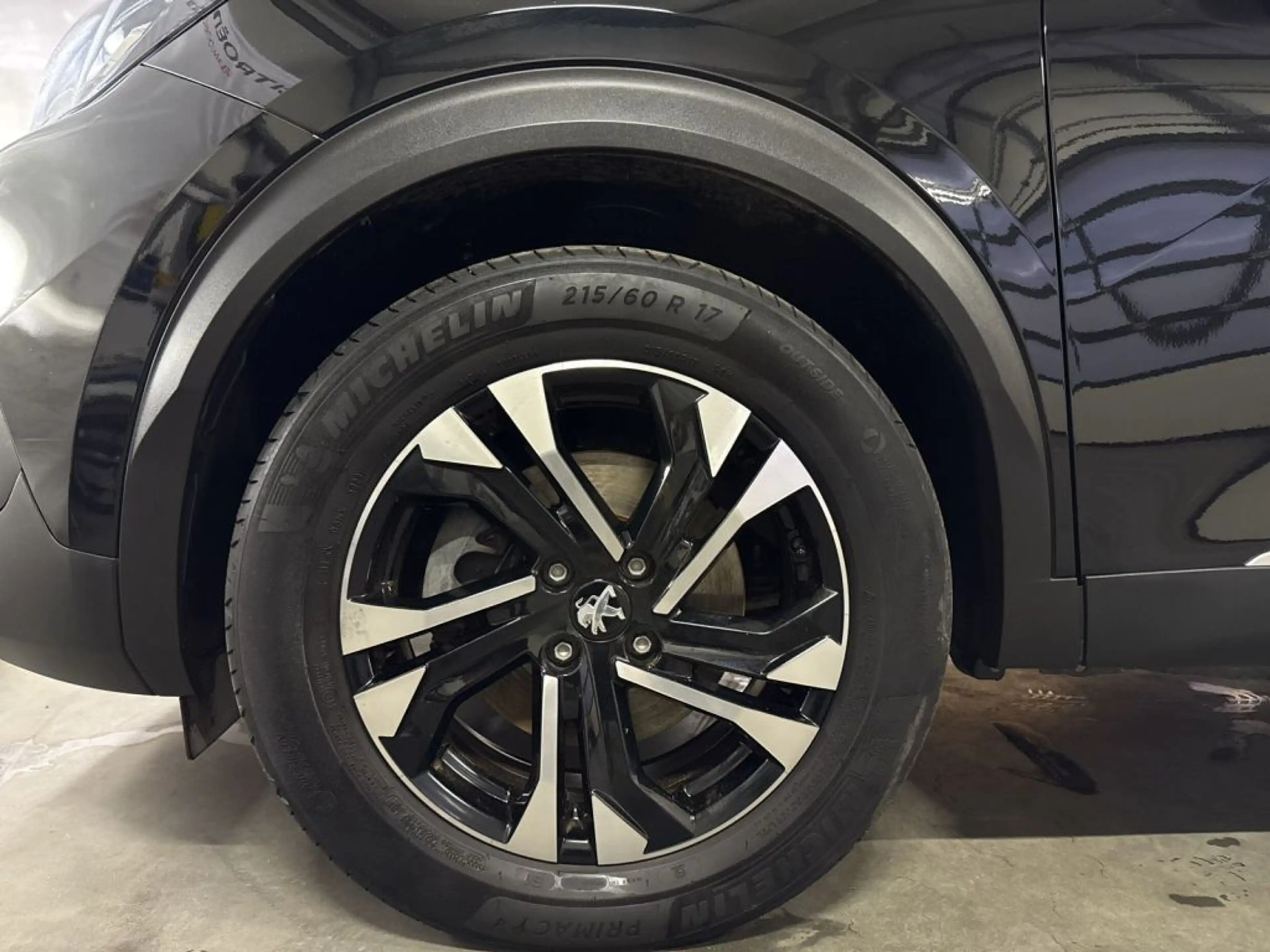 Peugeot 2008 Elektro Allure — photo 11