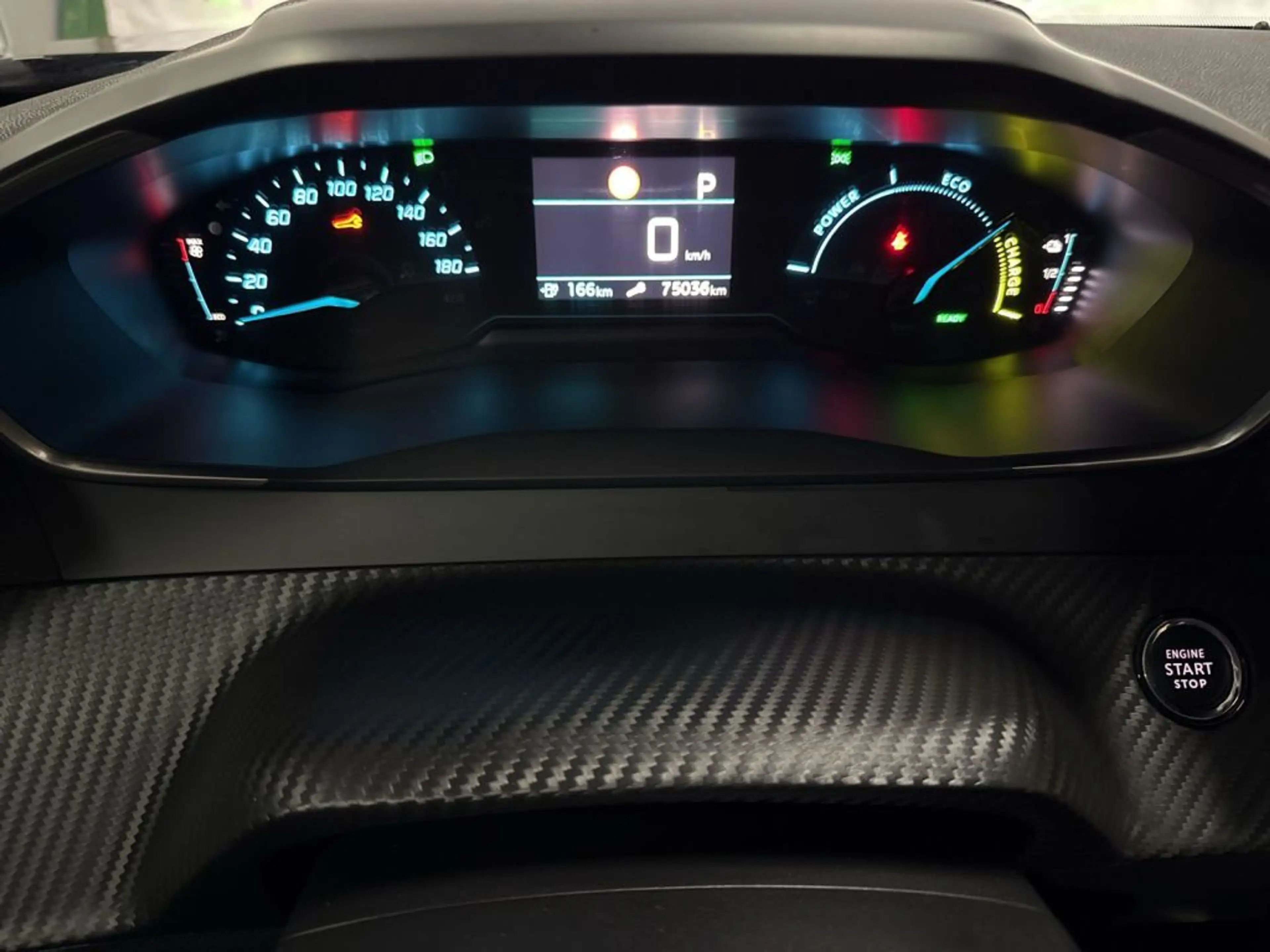 Peugeot 2008 Elektro Allure — photo 13