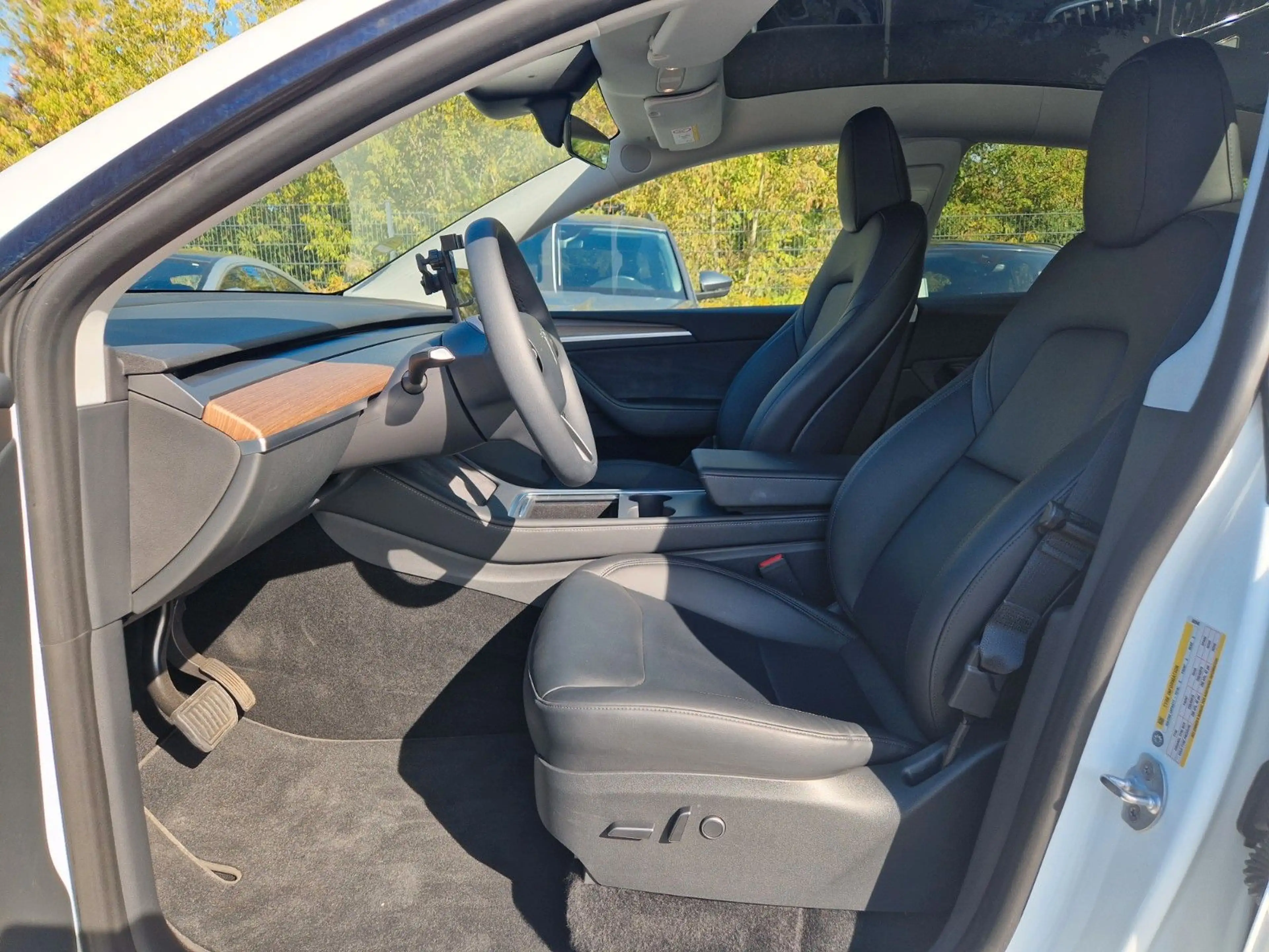 Tesla Model Y Long Range Dual Motor AWD — photo 14