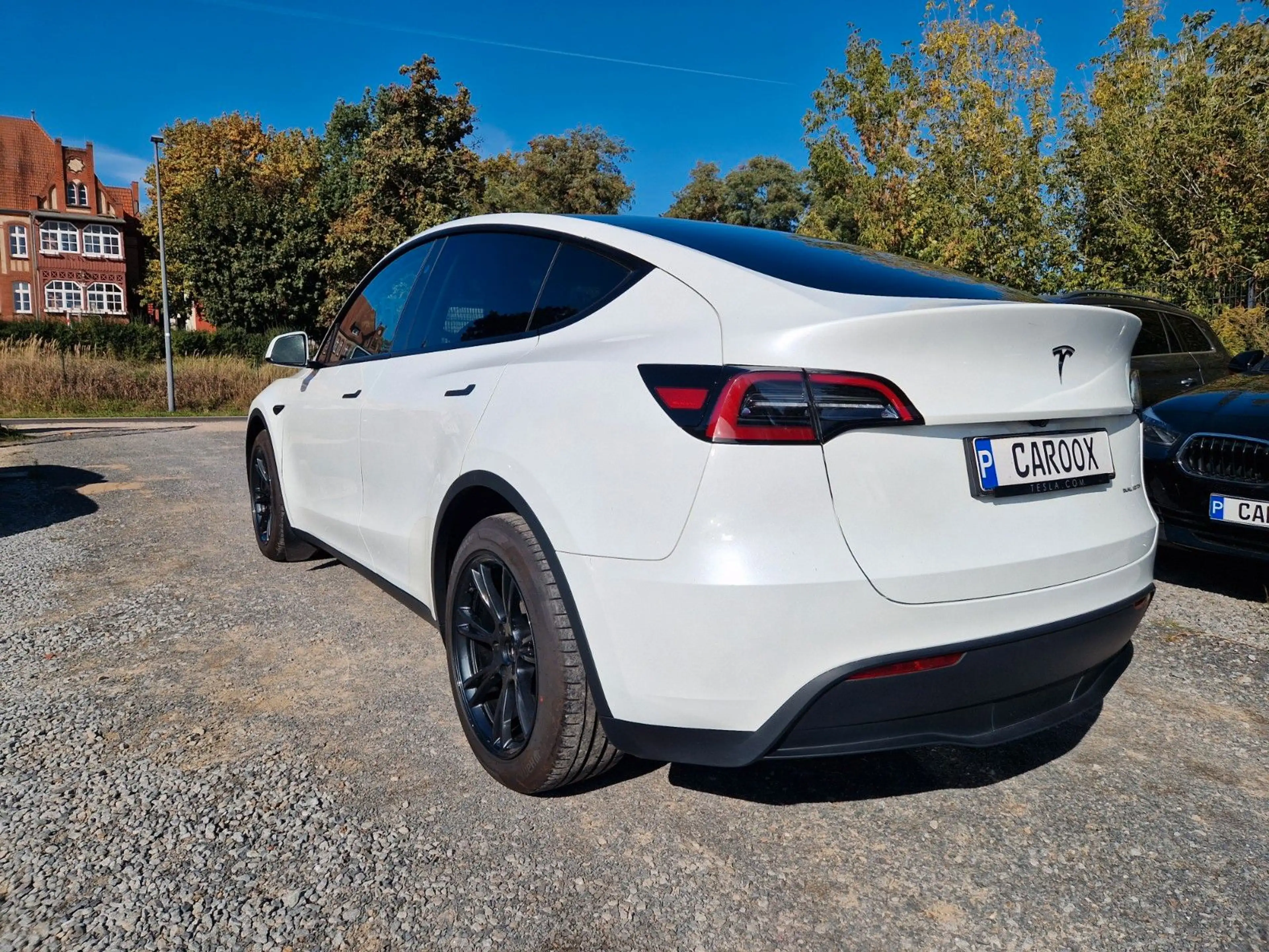 Tesla Model Y Long Range Dual Motor AWD — photo 8