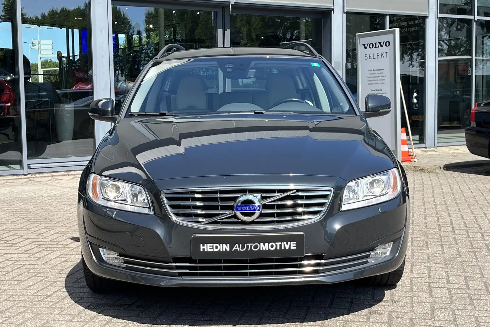 Volvo V70 2.0 T5 Nordic+ | Prachtige V70 T5! | 1800 kg trekg Grigio - 2
