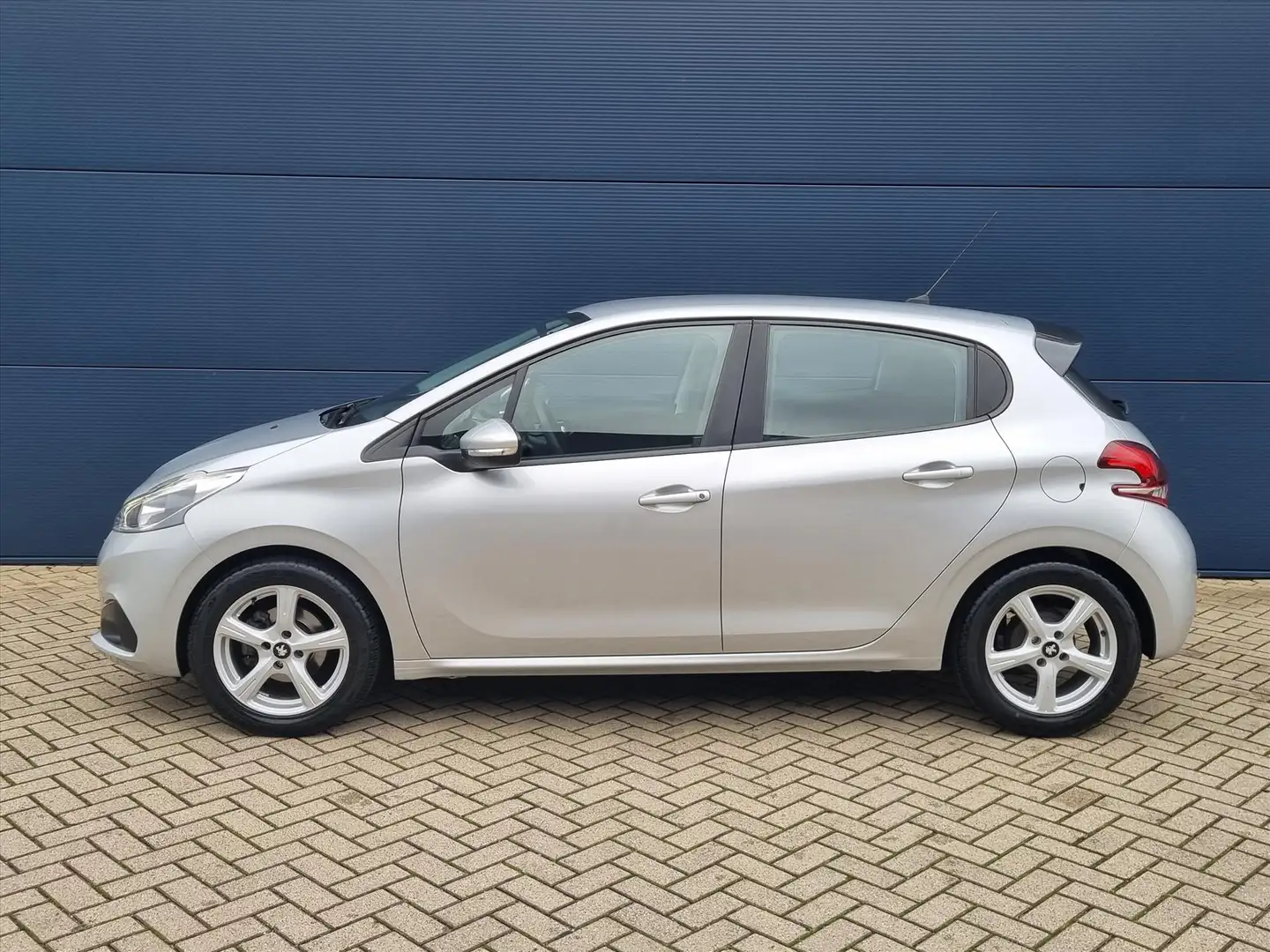 Peugeot 208 1.2 Puretech 82pk Blue Lion | Navigatie | Airco | Grijs - 2