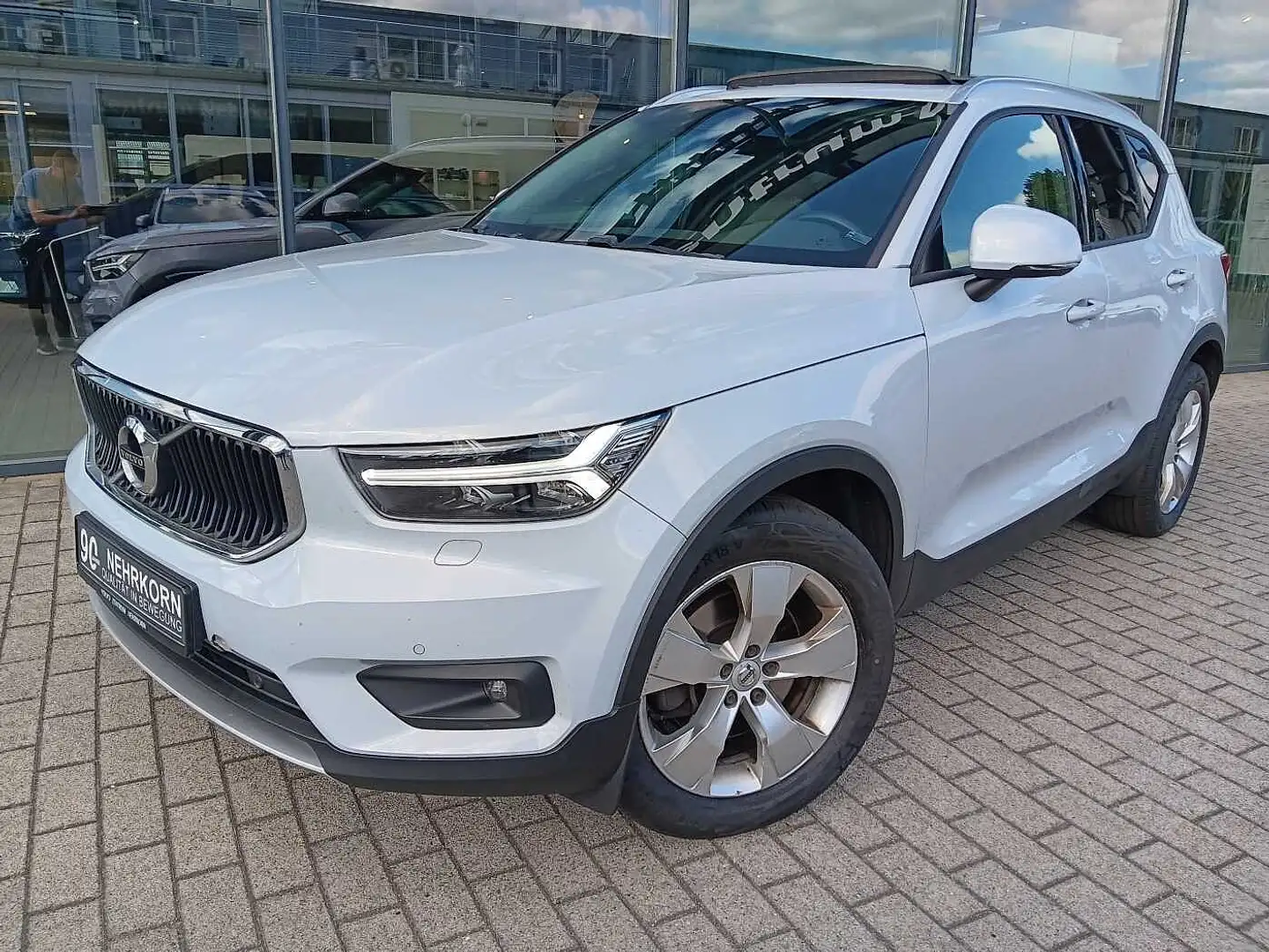 Volvo XC40 D4 AWD Aut. Momentum Pro 'Glasdach, AHK' Zilver - 1