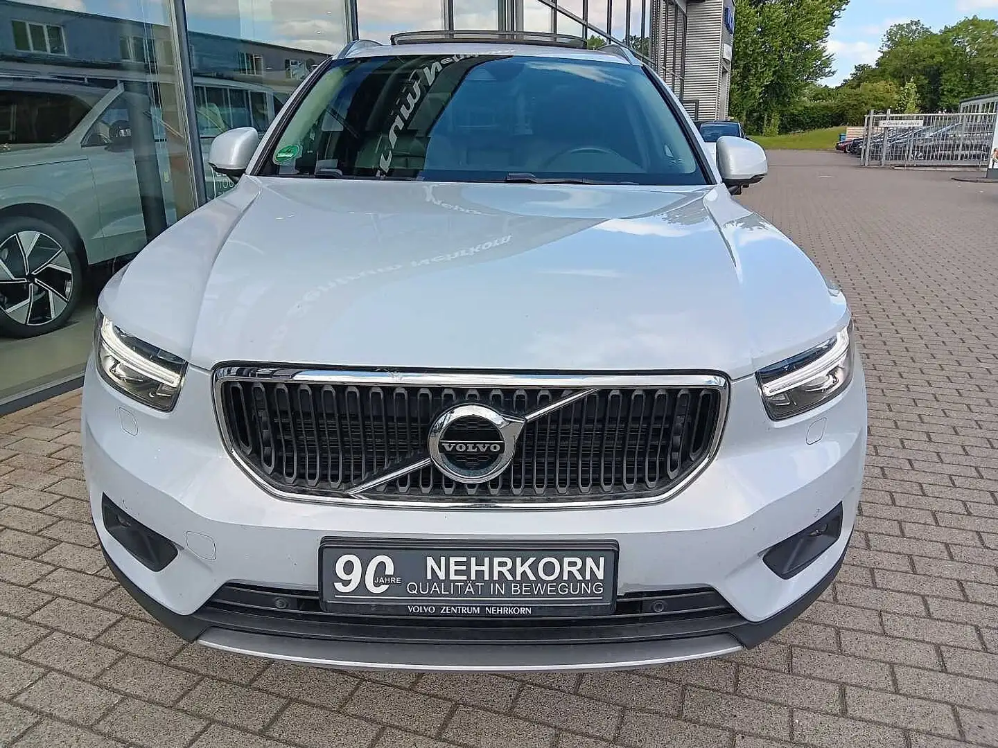 Volvo XC40 D4 AWD Aut. Momentum Pro 'Glasdach, AHK' Zilver - 2