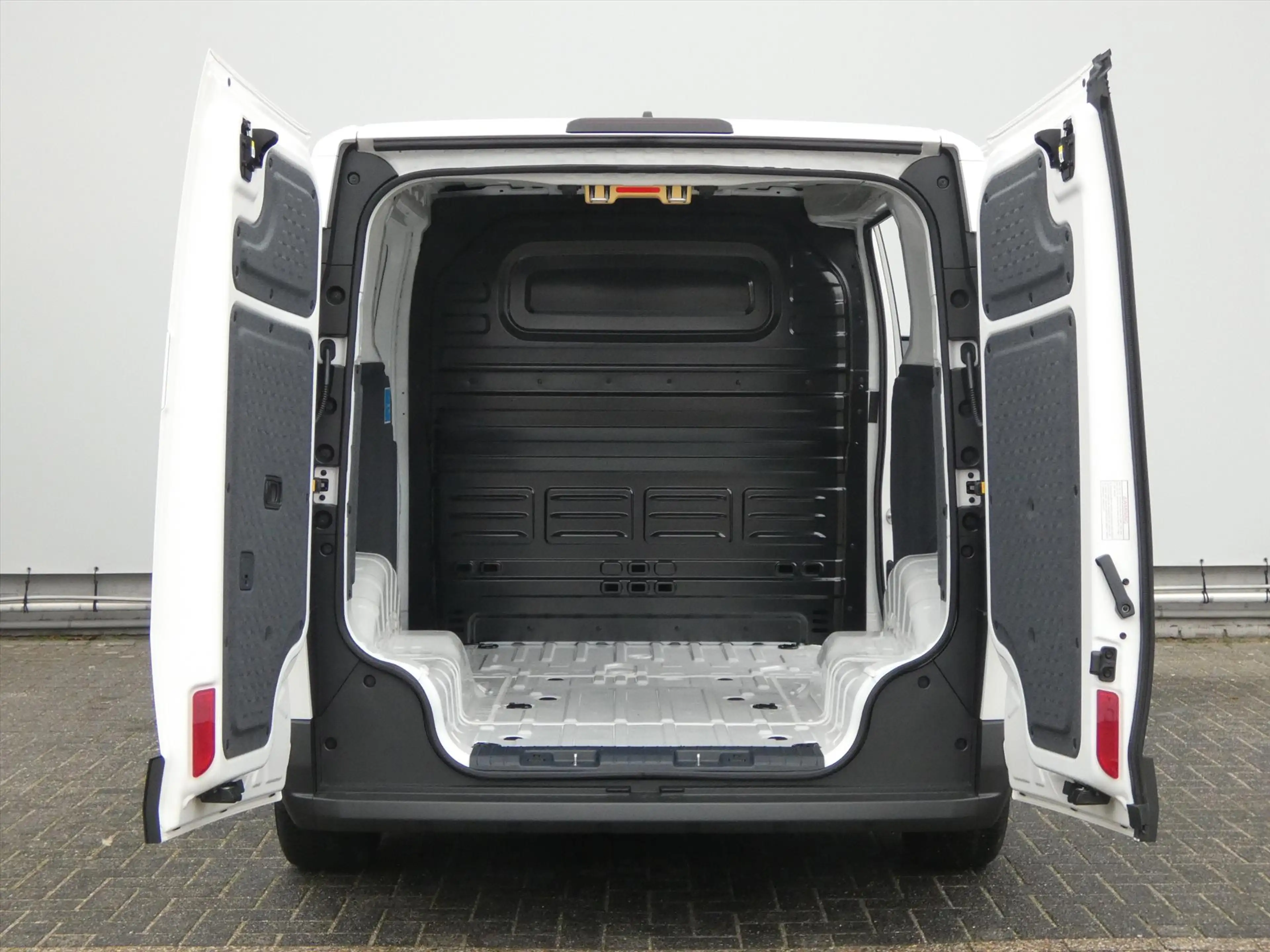 Kia PV5 Cargo GB 71,2 kWh 163pk L2H1 Elite — photo 8