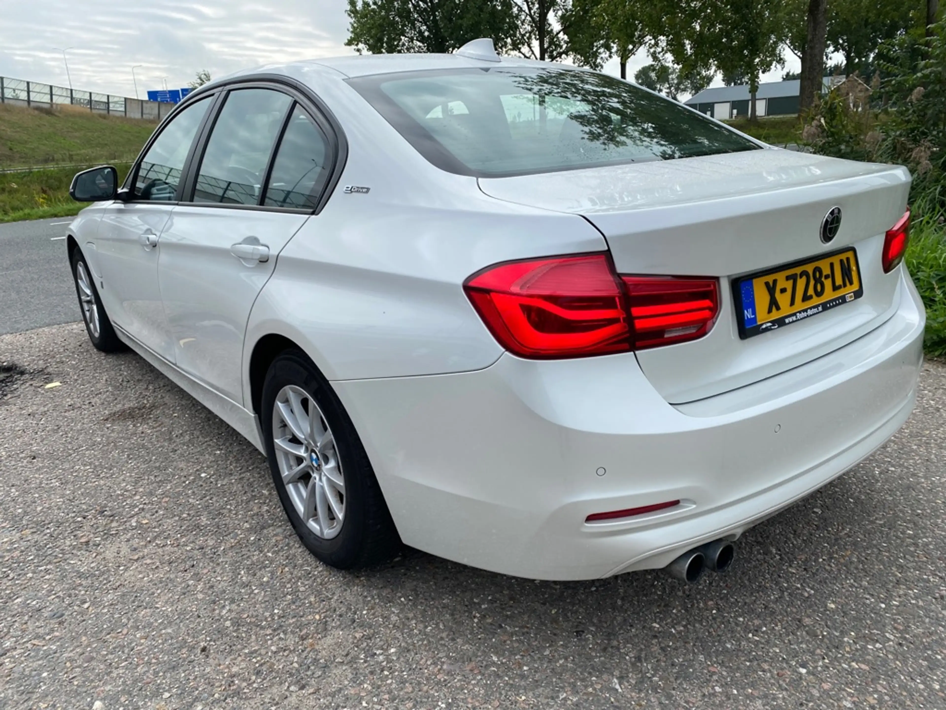BMW 330 3-serie 330e — photo 3