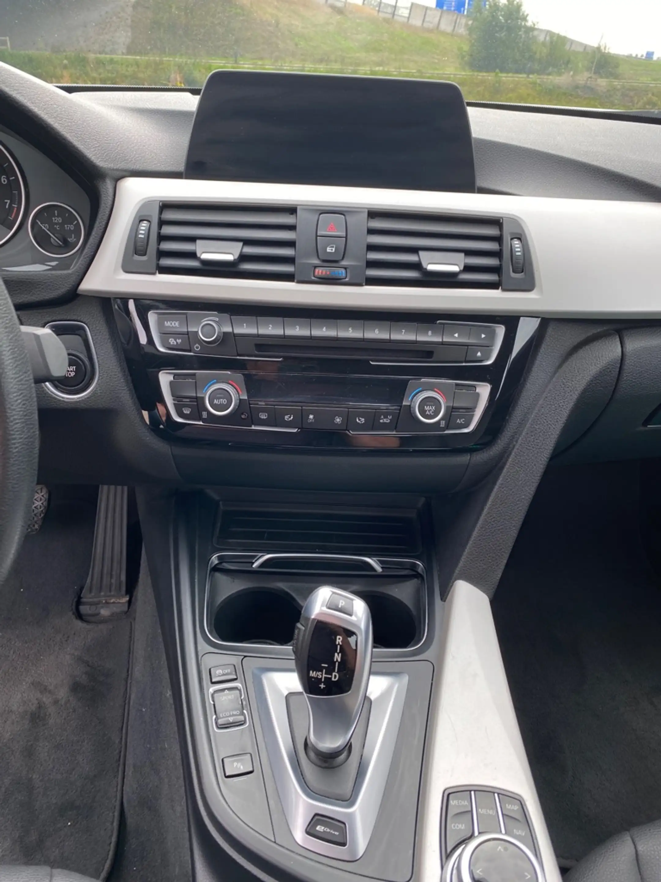 BMW 330 3-serie 330e — photo 12