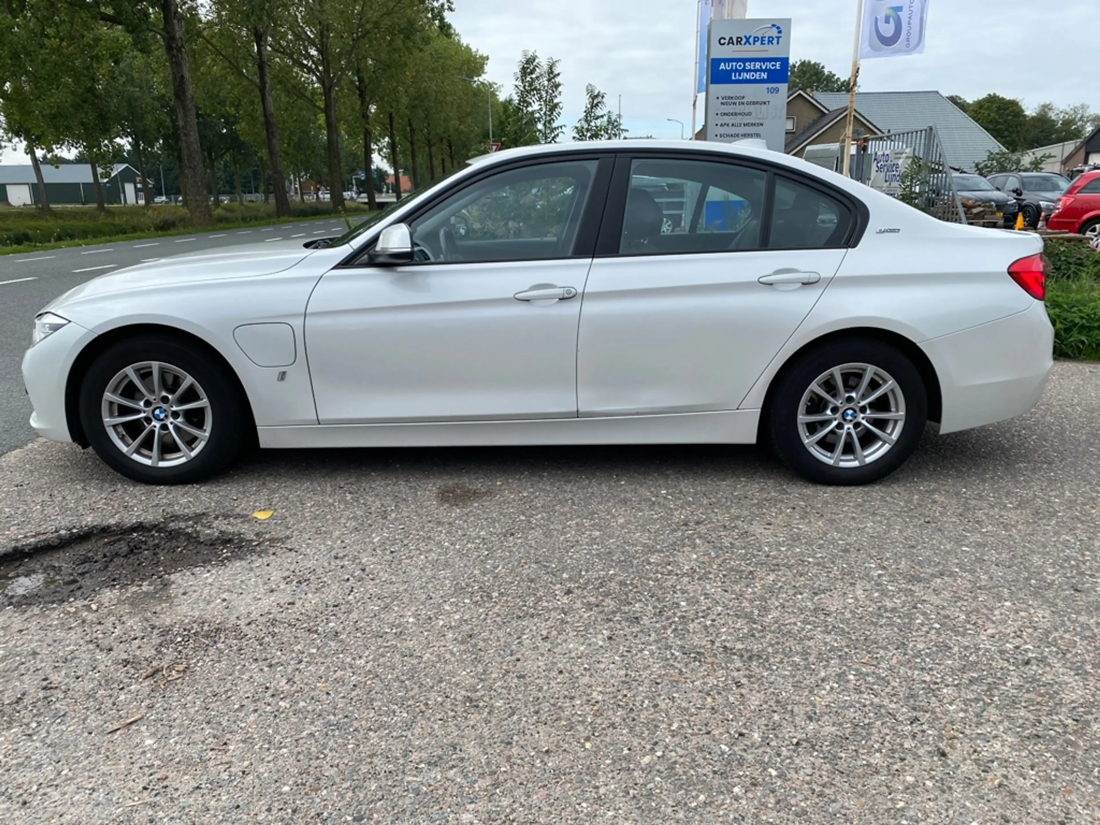 BMW 330 3-serie 330e — photo 2