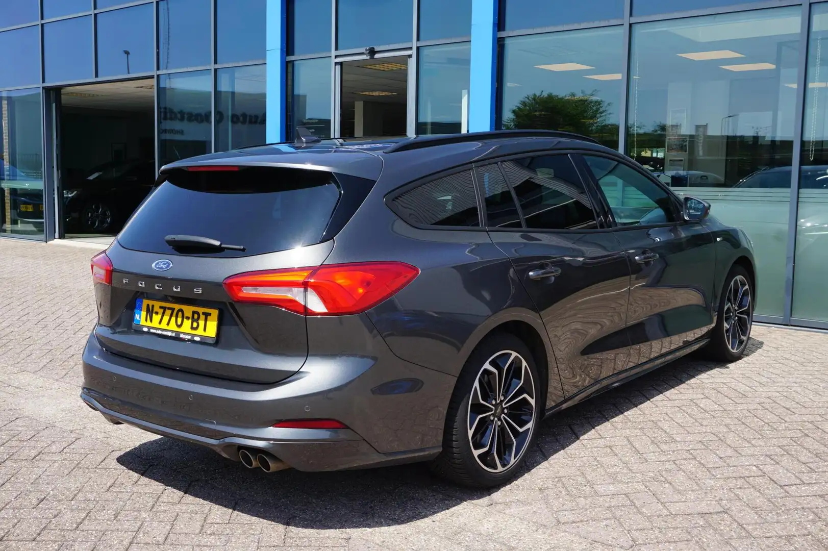 Ford Focus Wagon 1.0 EcoBoost ST Line 125PK Automaat Winterpa Grijs - 2