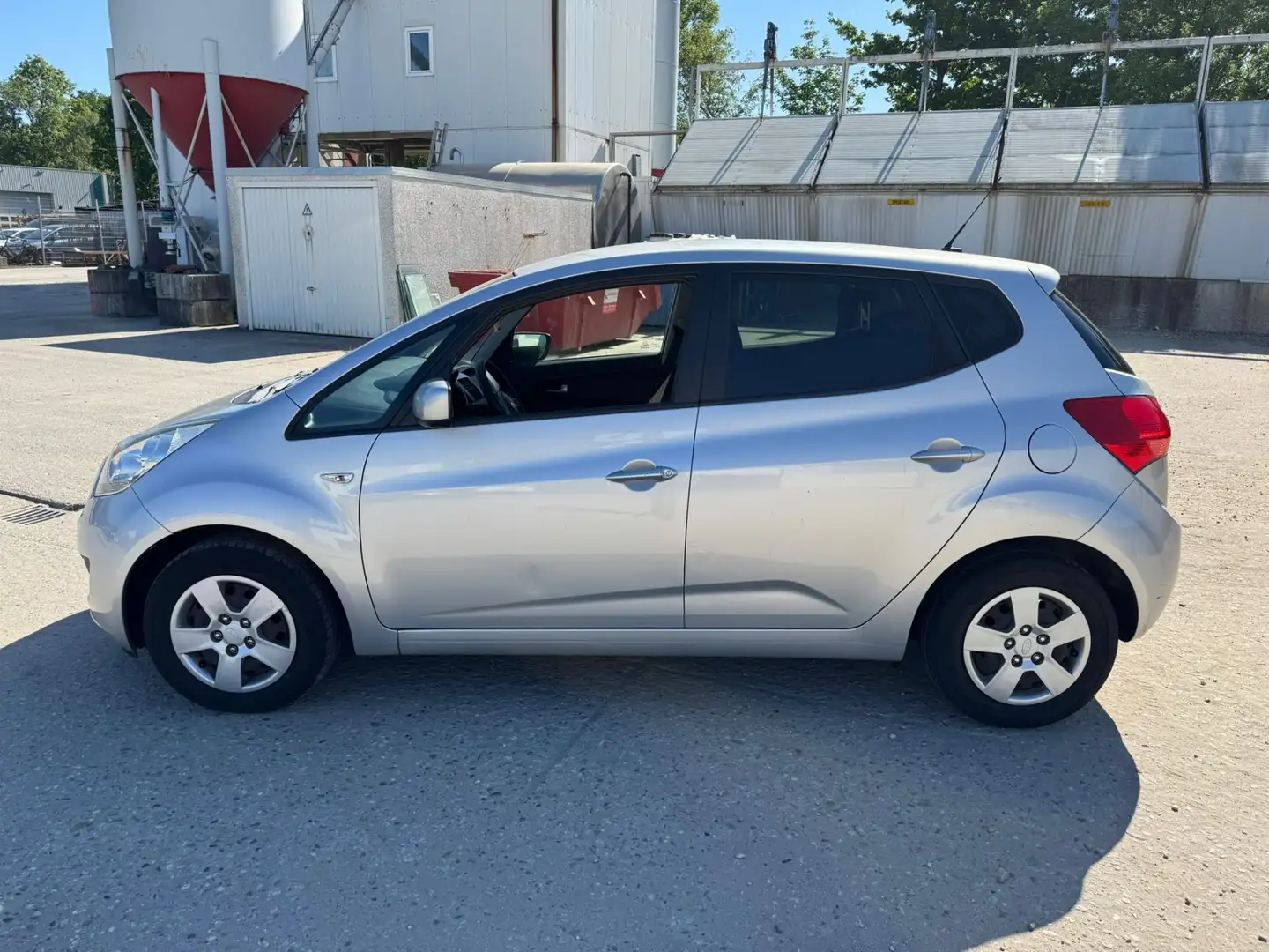 Kia Venga 1.4 CRDi Super Pack Šedá - 2