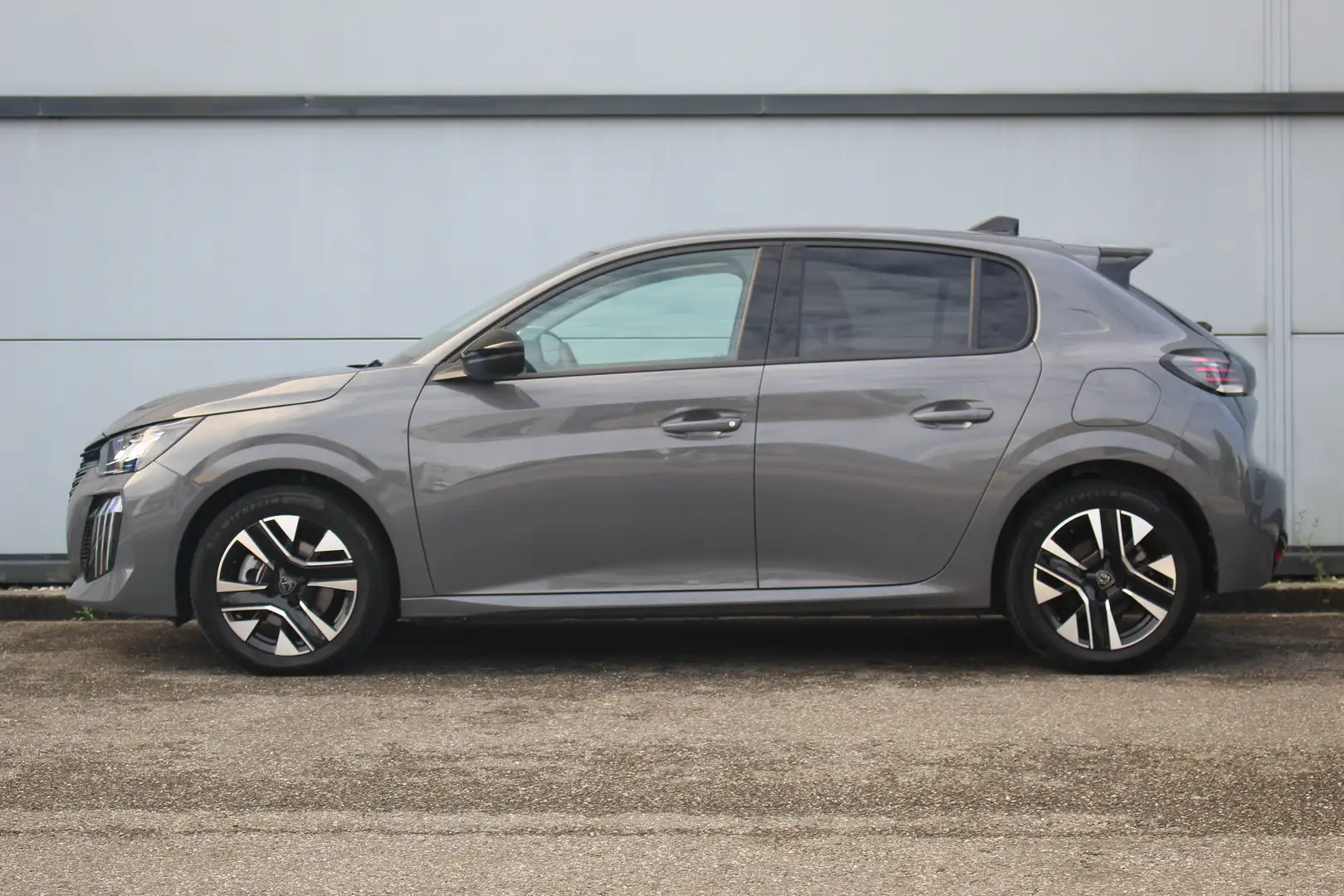 Peugeot 208 1.2 Hybrid 100 e-DCS6 Allure | Drive Assist | Stoe Grau - 2