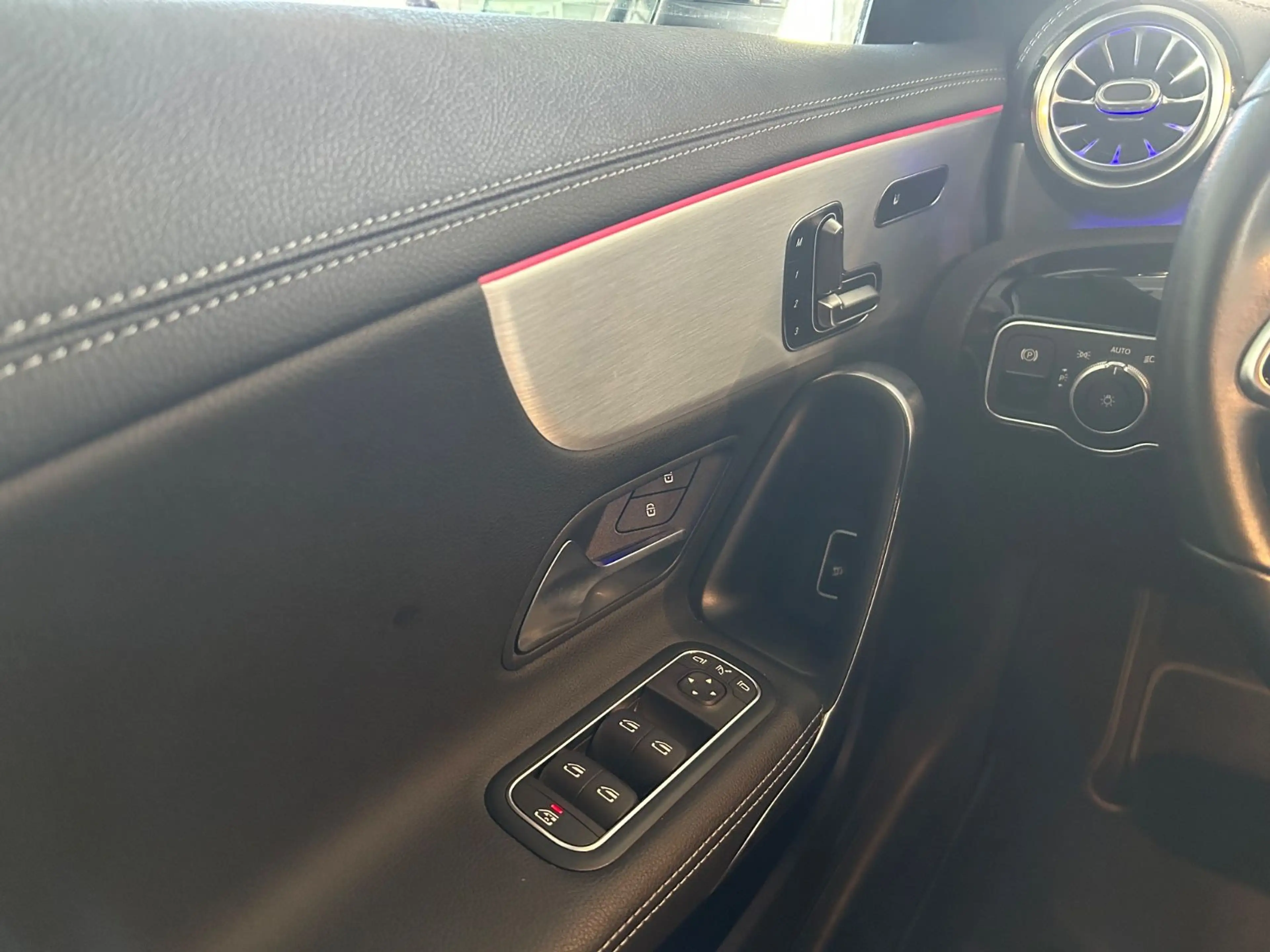 Mercedes-Benz CLA 200 CLA200 Shootig Automatik Navi Leder LED 43000km — photo 13