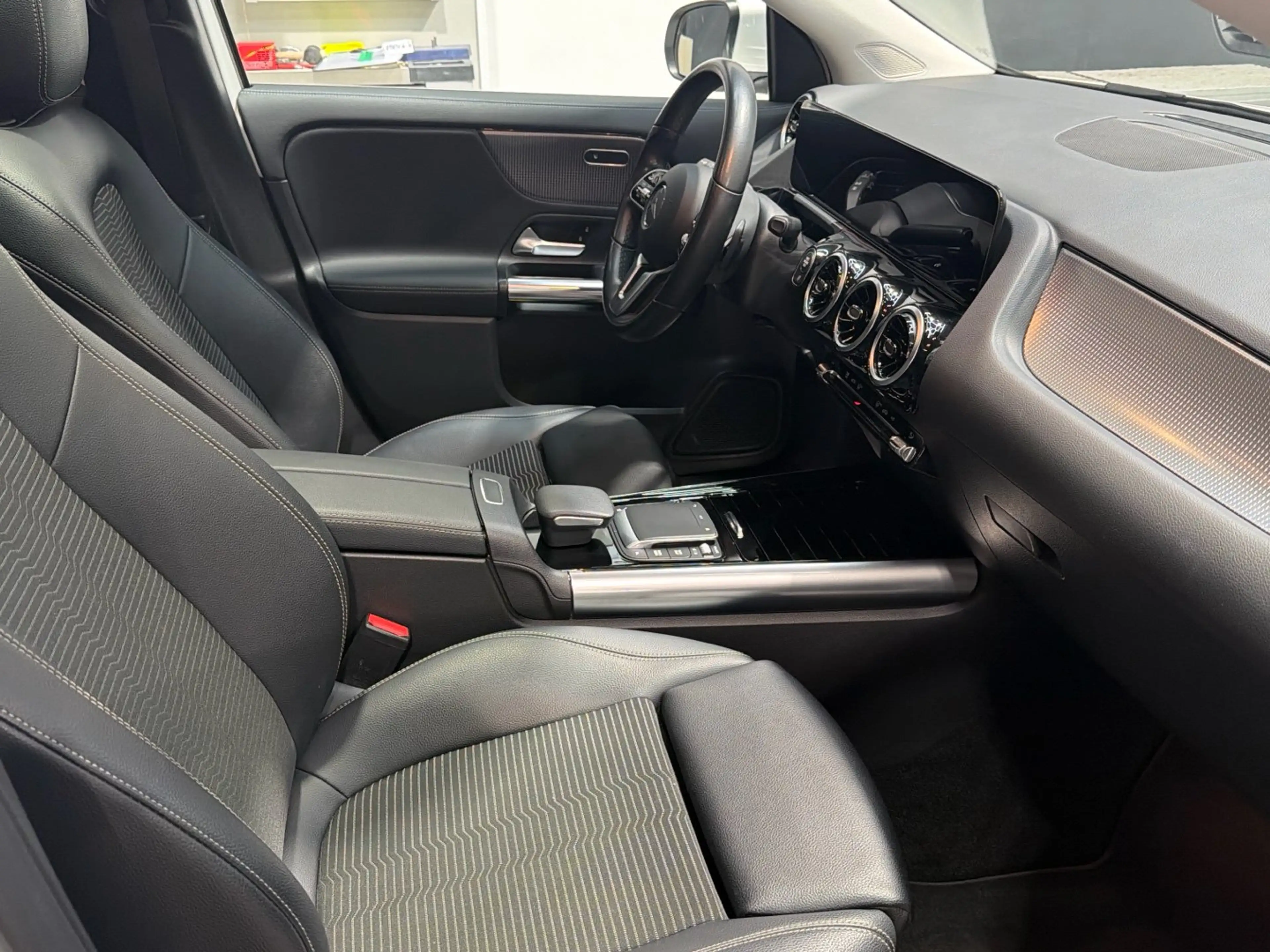 Mercedes-Benz GLA 200 Progressive Panorama Kamera CarPlay AHK — photo 13