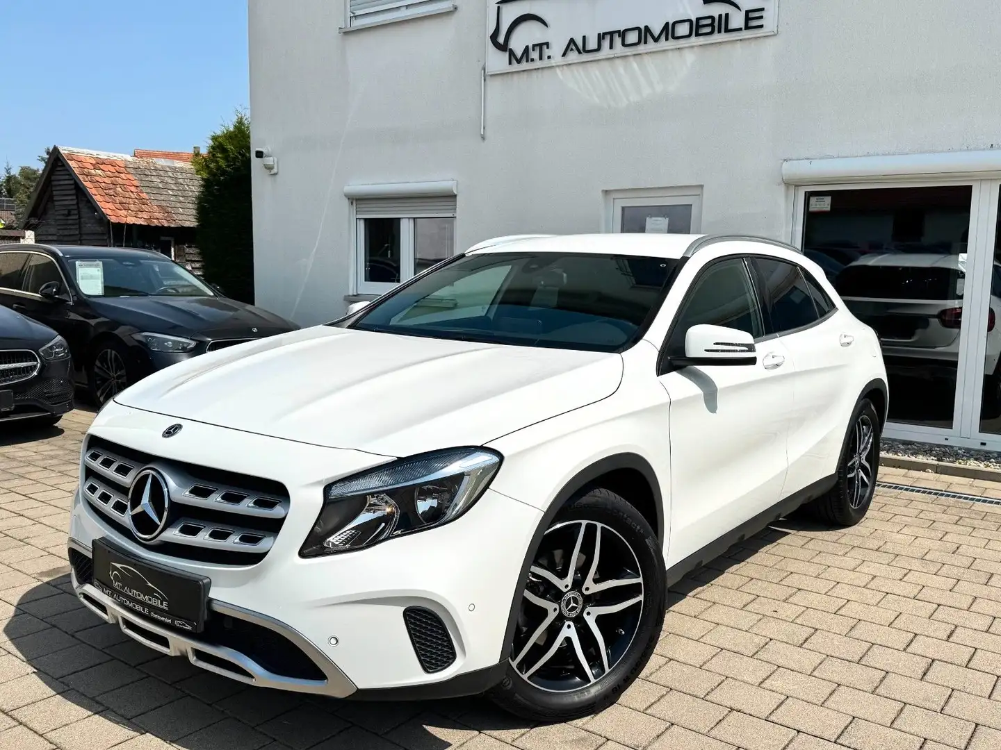 Mercedes-Benz GLA 180 *URBAN*TEMP*NAVI*PDC+KAMERA*SHZ*AHK*KLIMA Blanc - 1