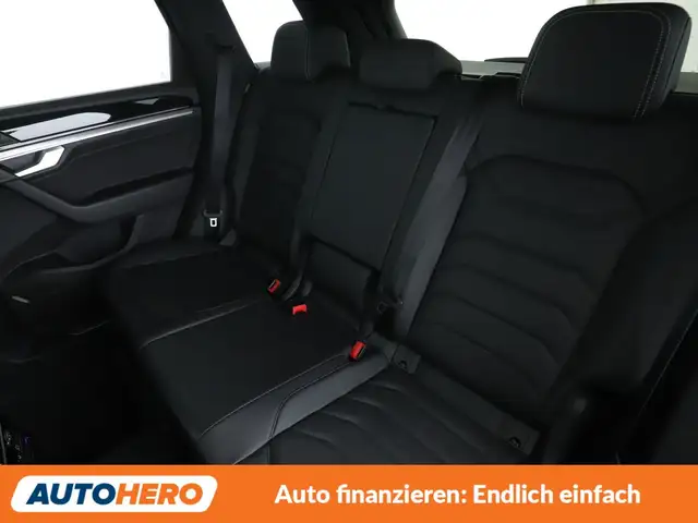 Volkswagen Touareg view 14