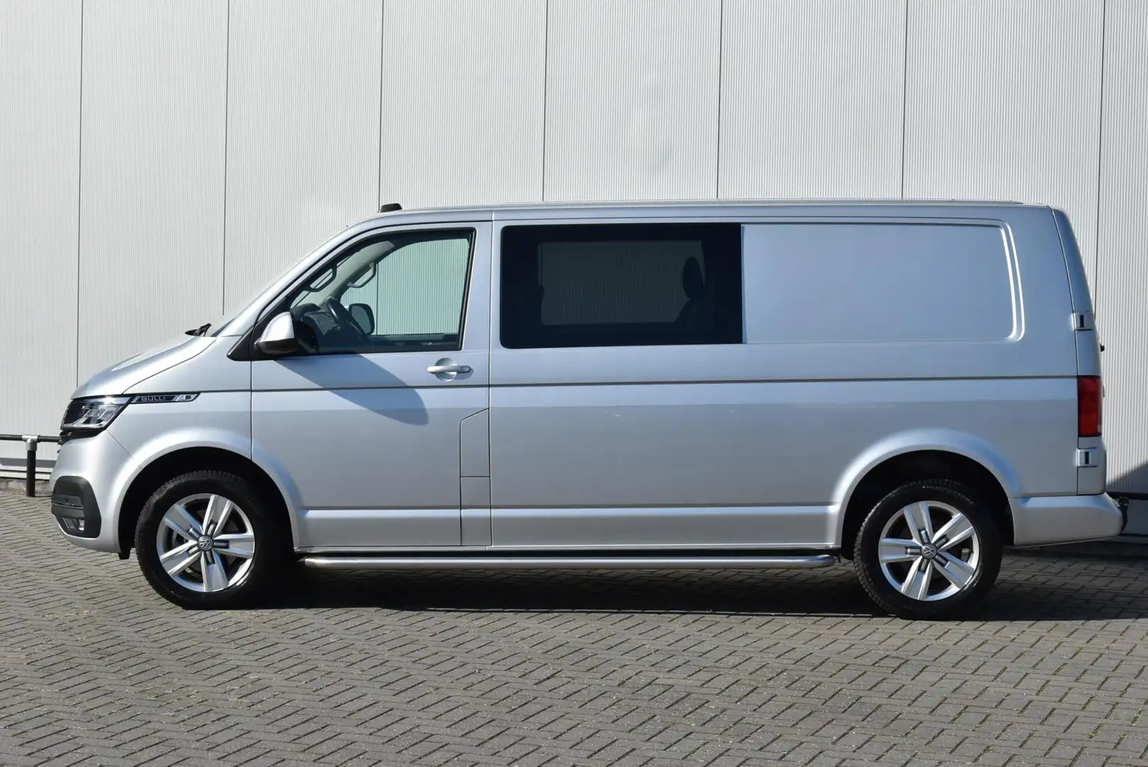 Volkswagen T6.1 Transporter 2.0 TDI L2H1 Aut. Bulli DC Camera NAP Zilver - 2