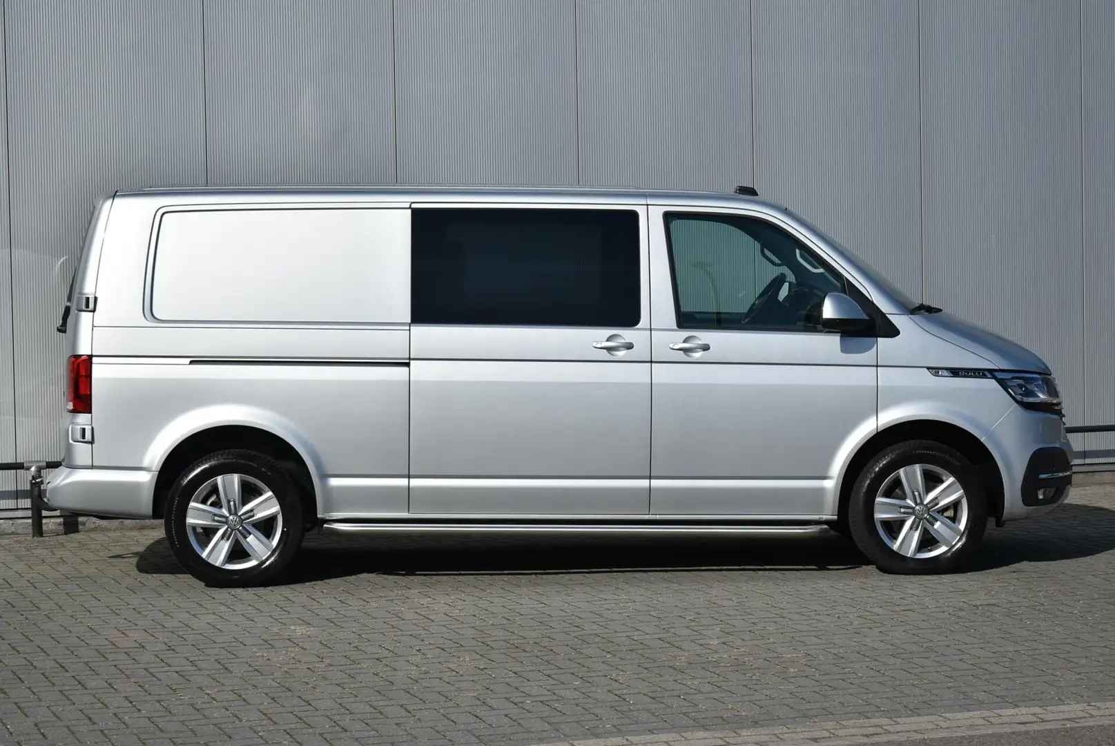 Volkswagen T6.1 Transporter 2.0 TDI L2H1 Aut. Bulli DC Camera NAP Silber - 2
