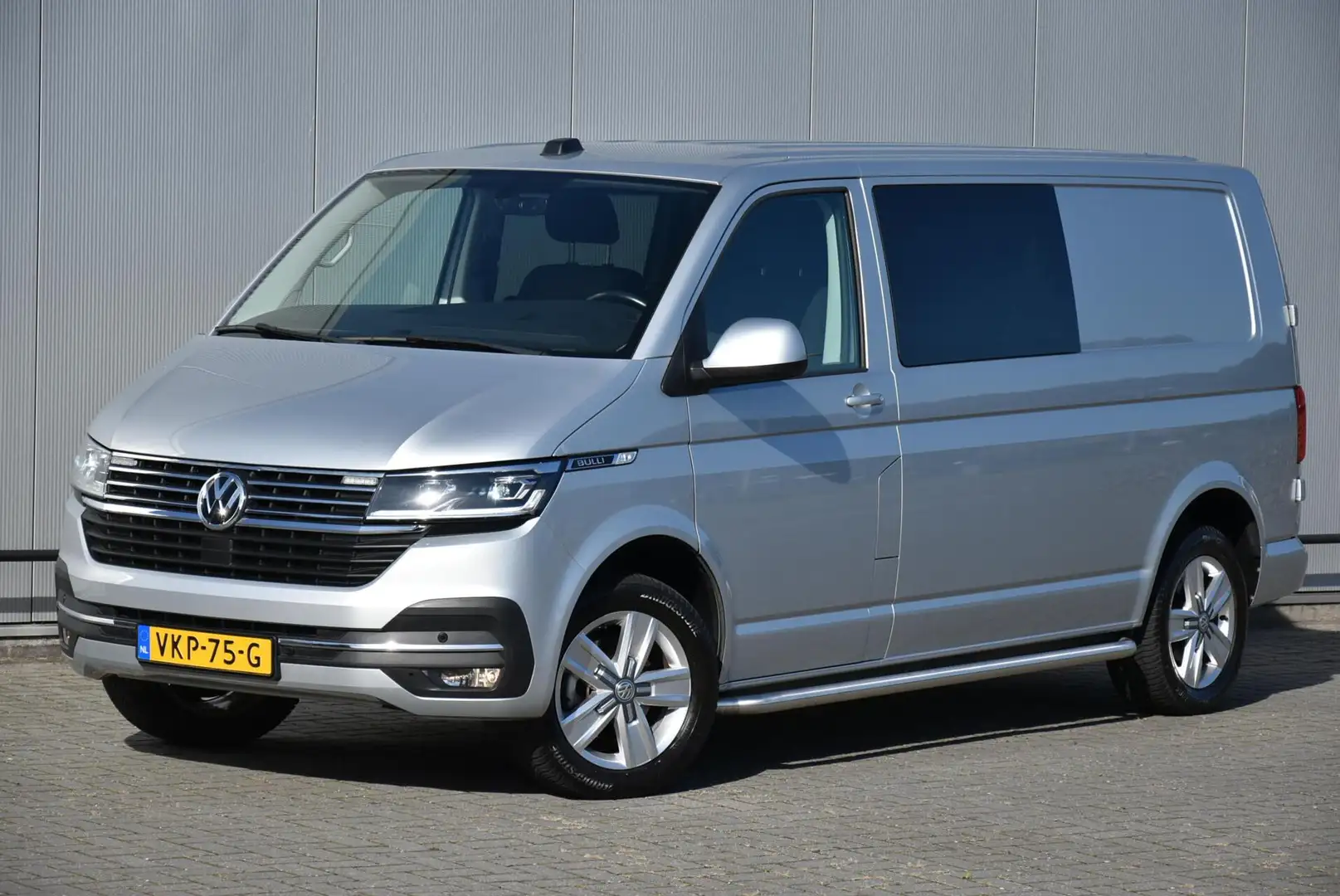 Volkswagen T6.1 Transporter 2.0 TDI L2H1 Aut. Bulli DC Camera NAP Zilver - 1
