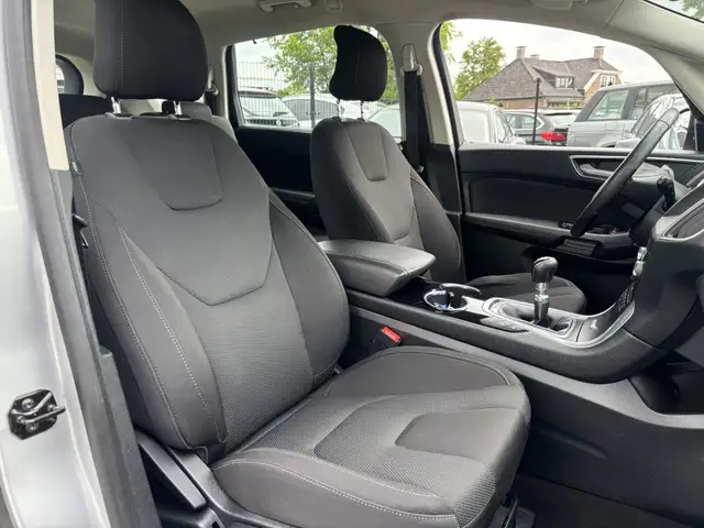 Ford S-Max view 14
