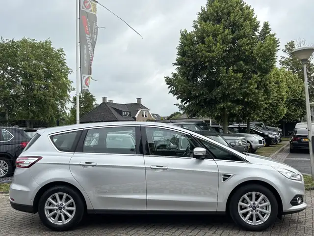Ford S-Max view 4