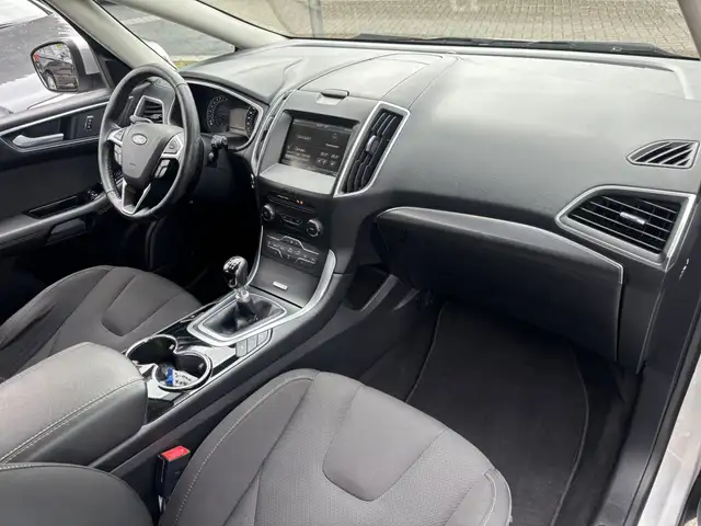 Ford S-Max view 13