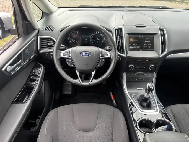 Ford S-Max view 12