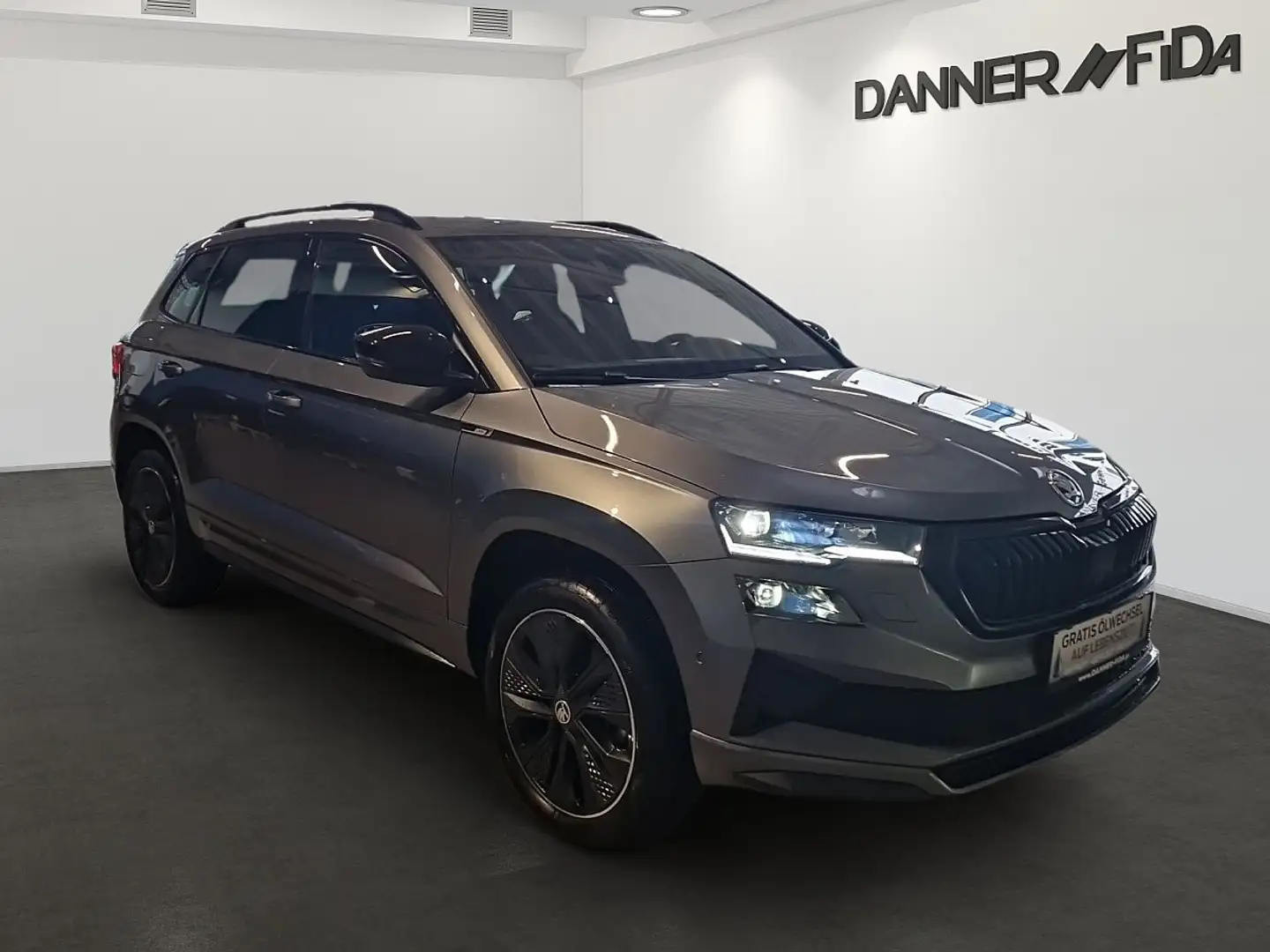 Skoda Karoq 1,5 TSI Sportline DSG (SOFORT-VERFÜGBAR) Grijs - 2