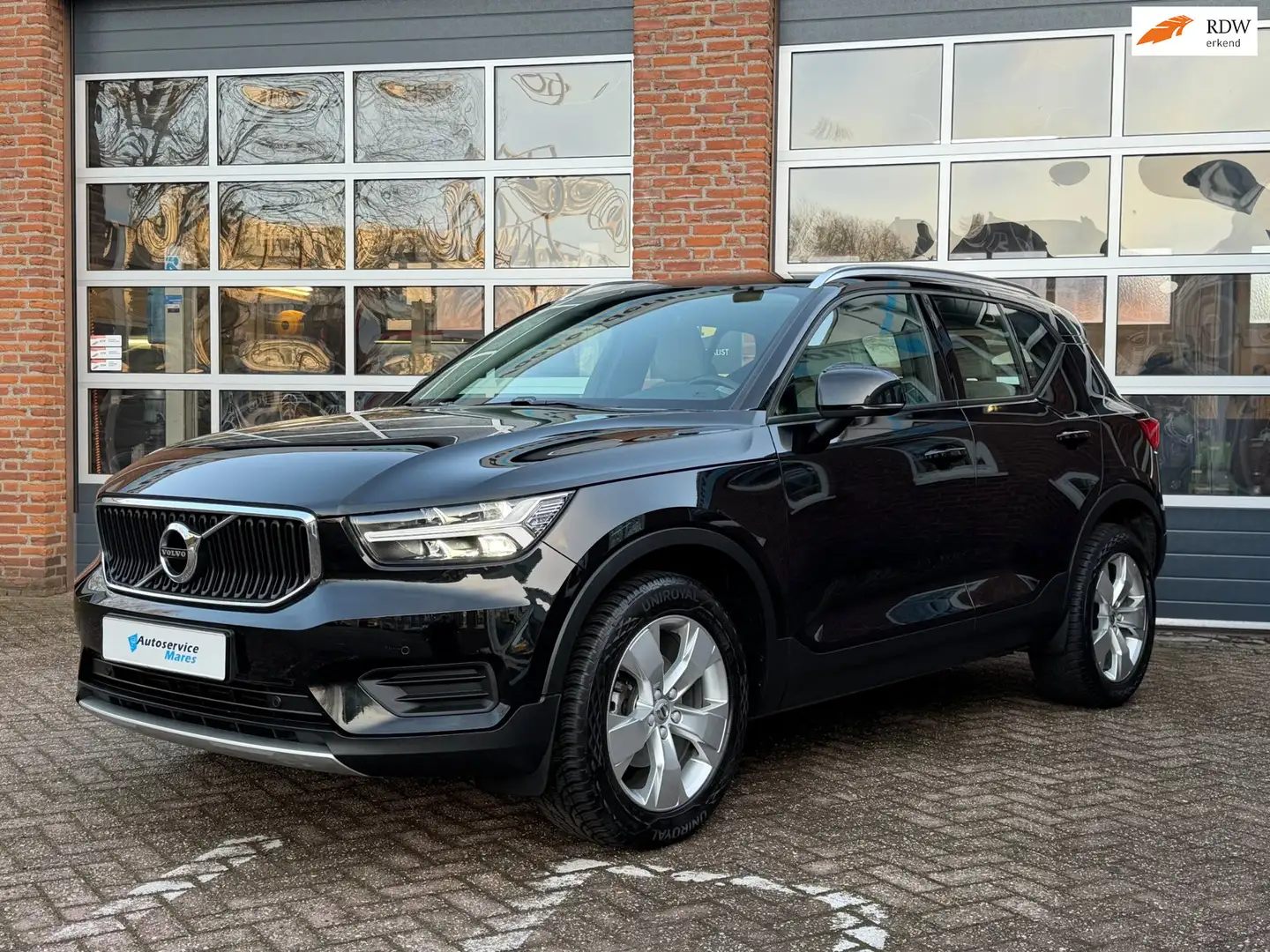 Volvo XC40 1.5 T3 Momentum, Navi, camera, PDC, adapt cruise Schwarz - 1