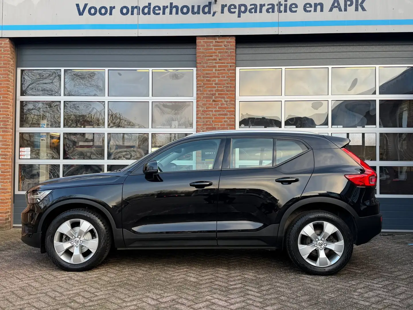 Volvo XC40 1.5 T3 Momentum, Navi, camera, PDC, adapt cruise Schwarz - 2