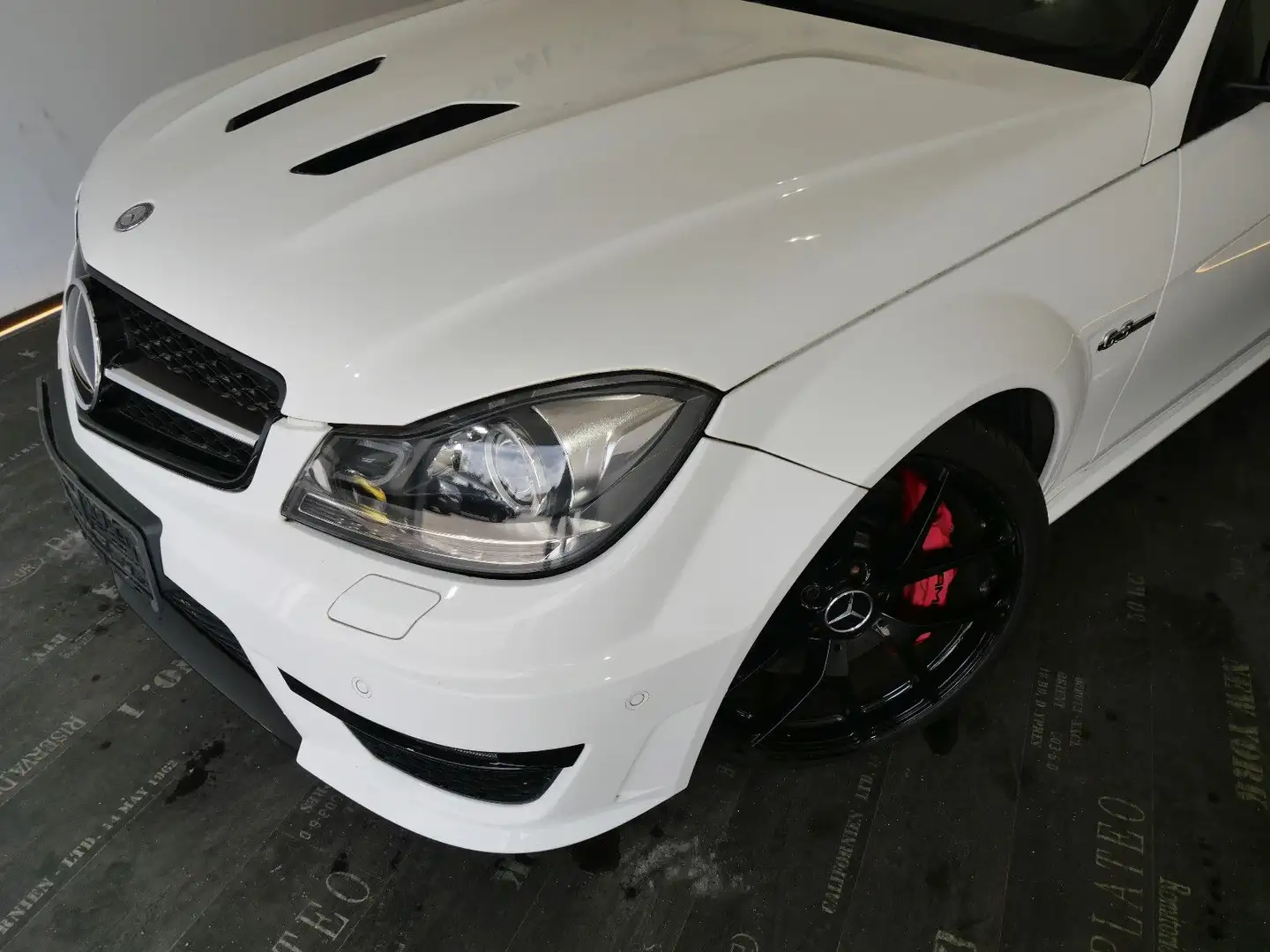Mercedes-Benz C 63 AMG Edition 507 Coupé Open Sky Kamera (45) Bílá - 2
