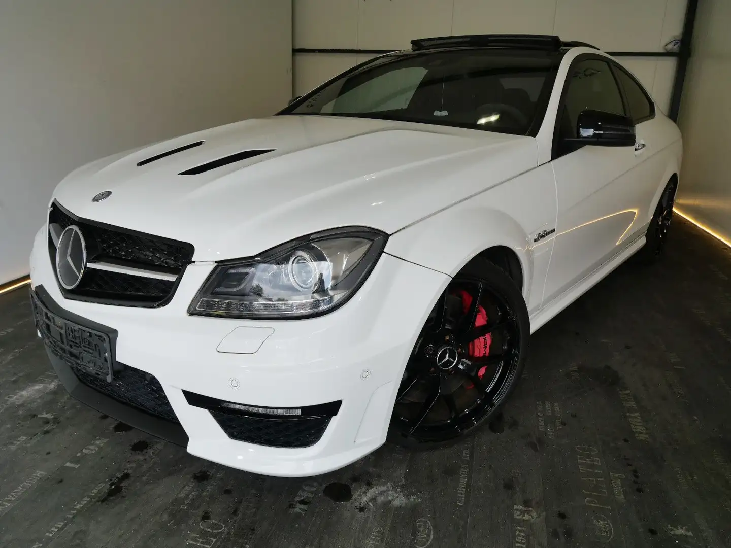 Mercedes-Benz C 63 AMG Edition 507 Coupé Open Sky Kamera (45) Bílá - 1