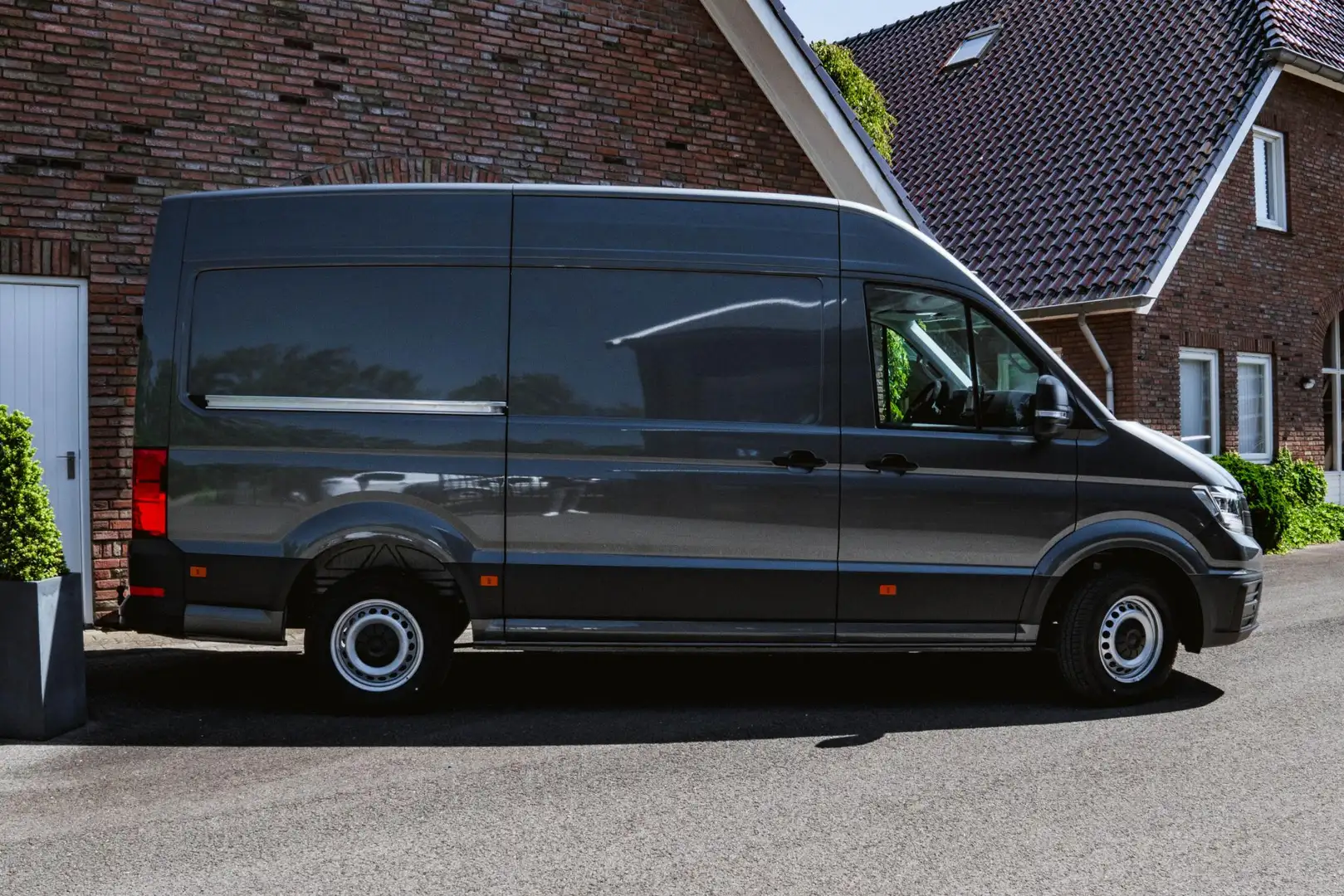 Volkswagen Crafter 2.0 TDI 140PK Automaat L3H3 Comfortline 2x LED | N Grijs - 2