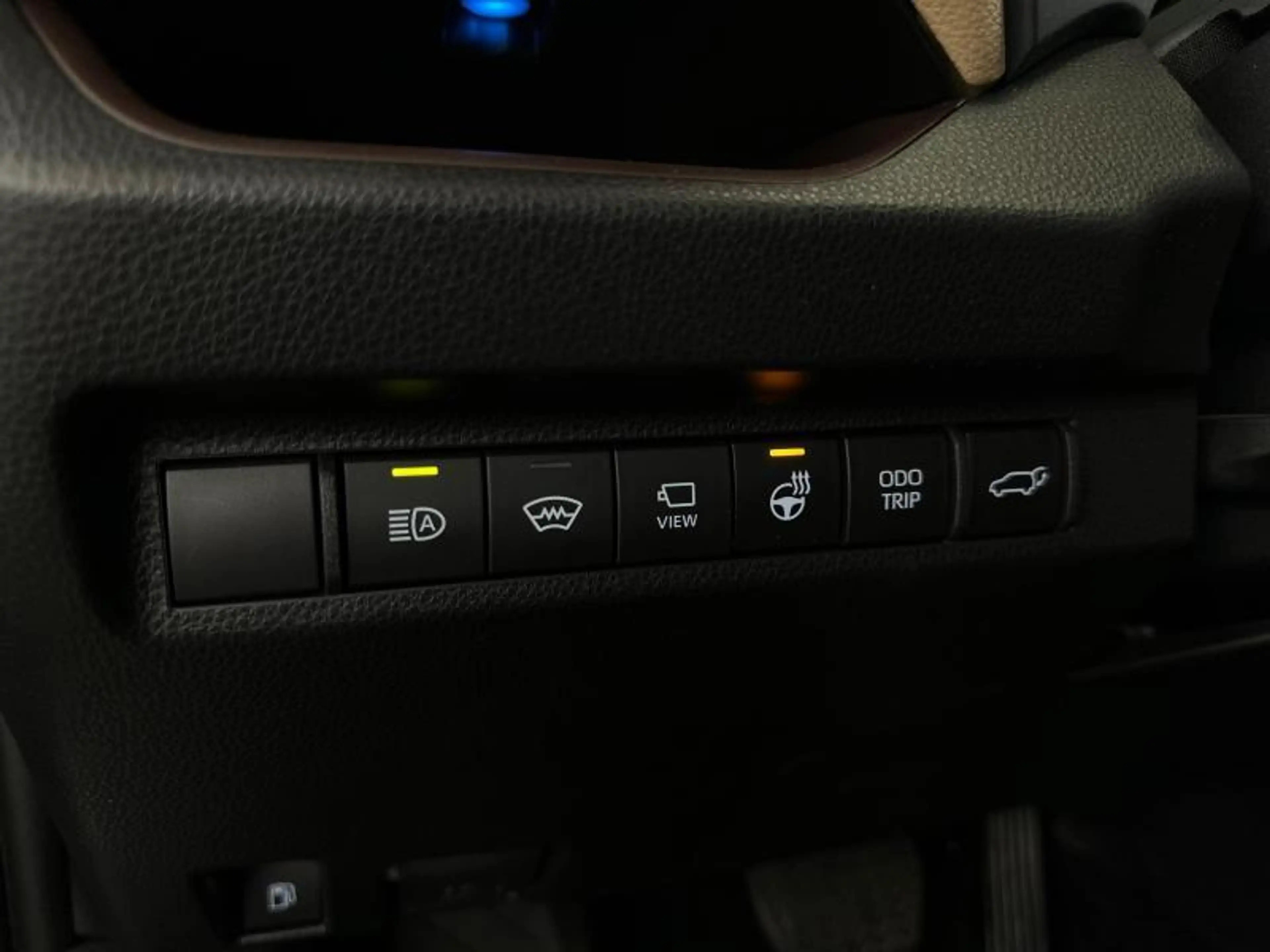 Toyota RAV 4 222hp HEV AWD Premium Plus | tow bar | winter pack — photo 23