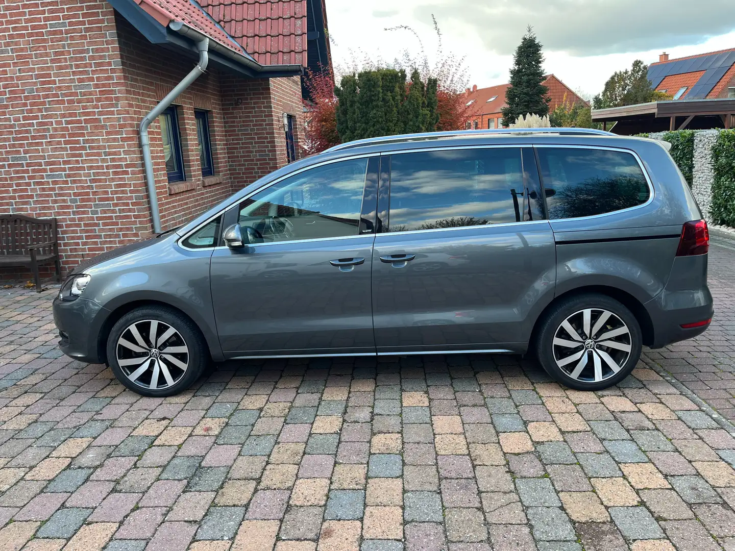 Volkswagen Sharan Allstar Navi  AHK  Kamera  7 Sitzer DSG WR Xenon Grau - 1